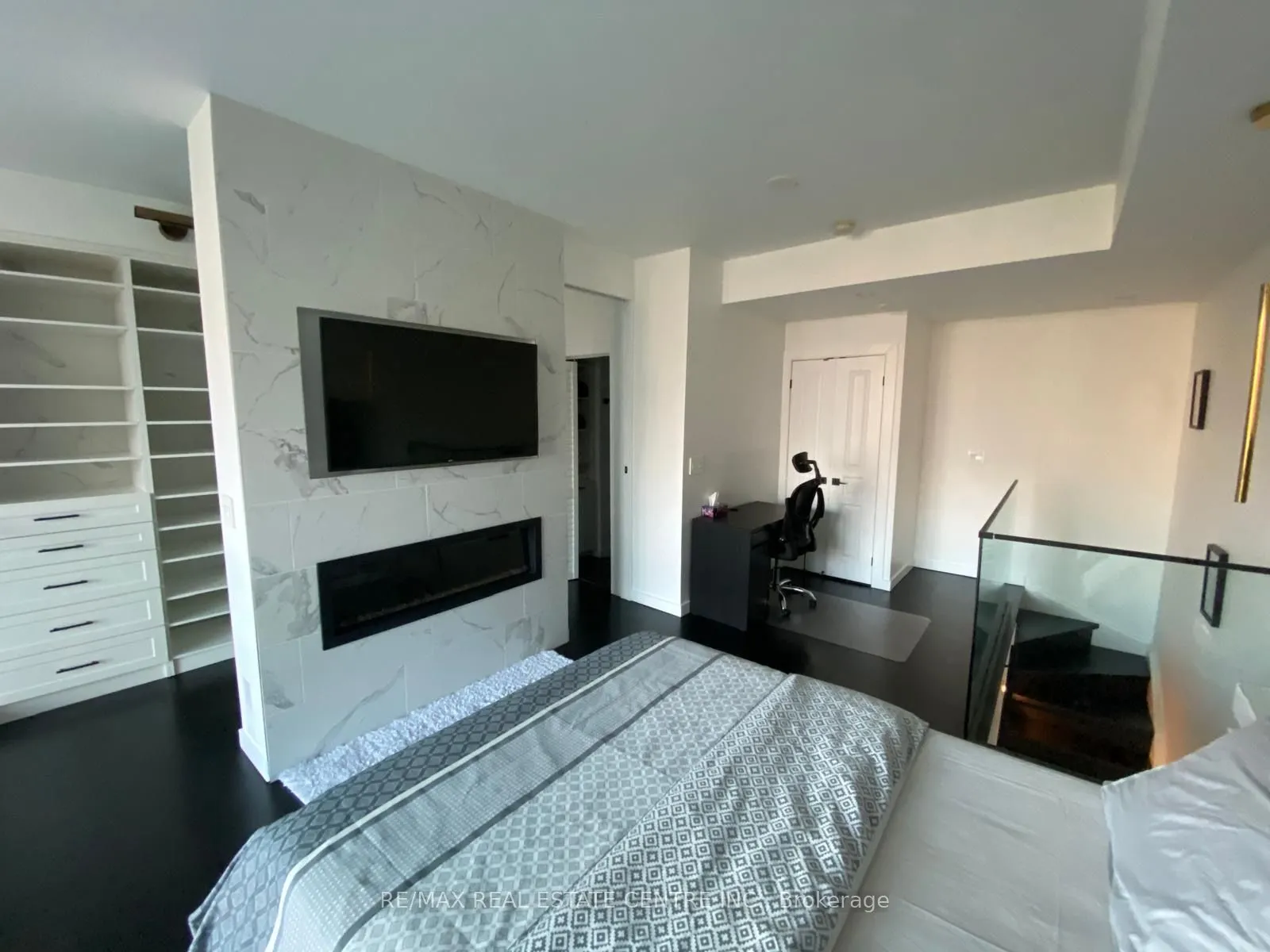 220 Burnhamthorpe Road W, #503