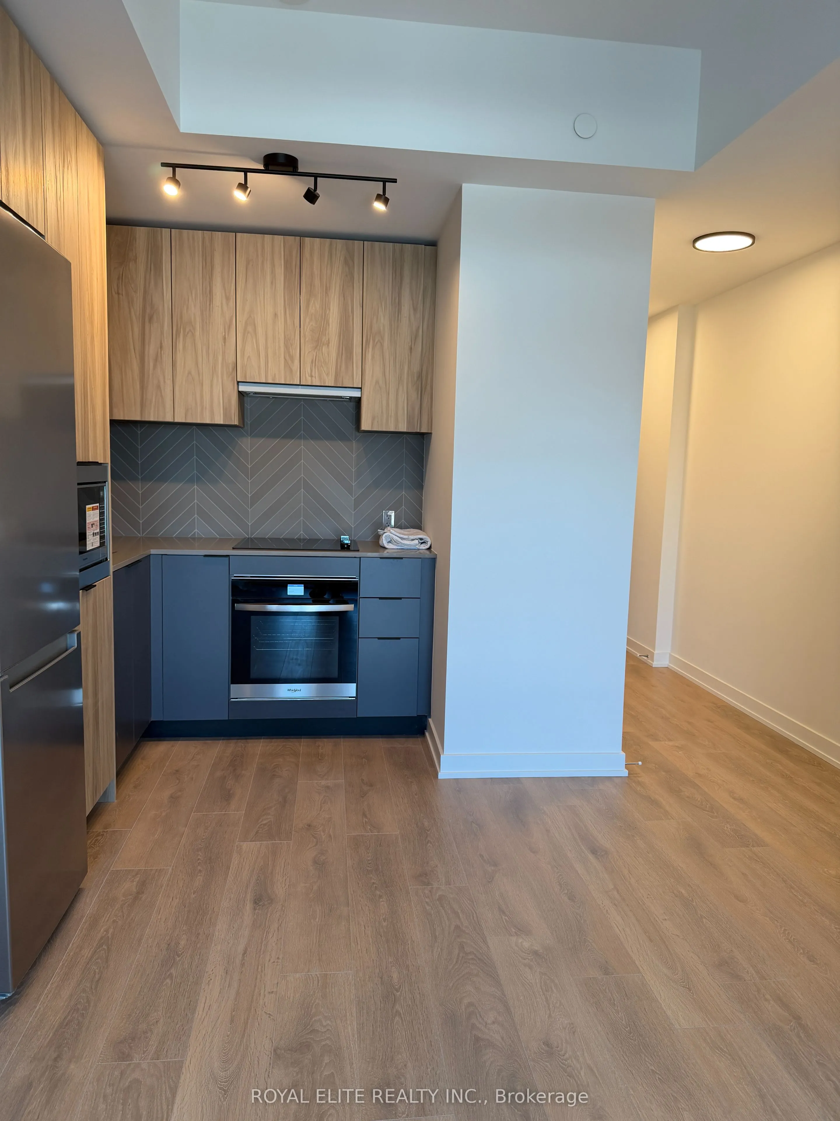 1037 The Queensway, #513