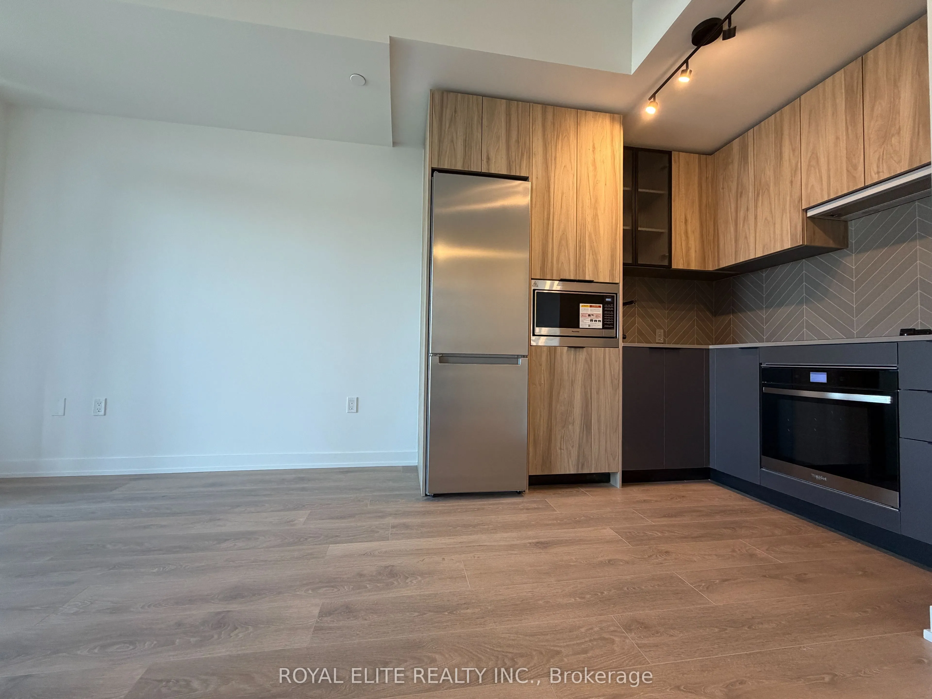 1037 The Queensway, #513