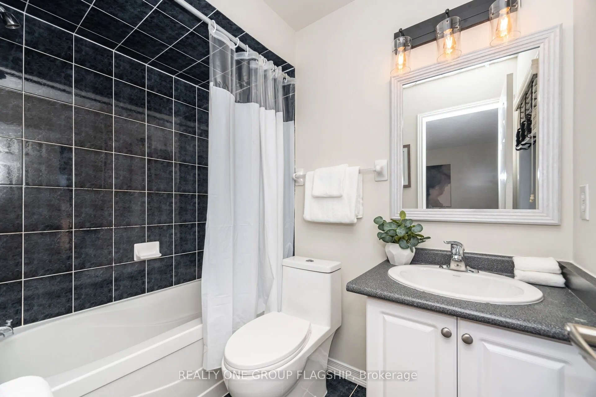 1082 Felicity Crescent