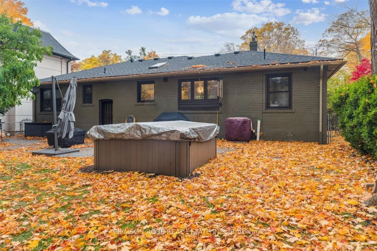 89 Holyrood Avenue