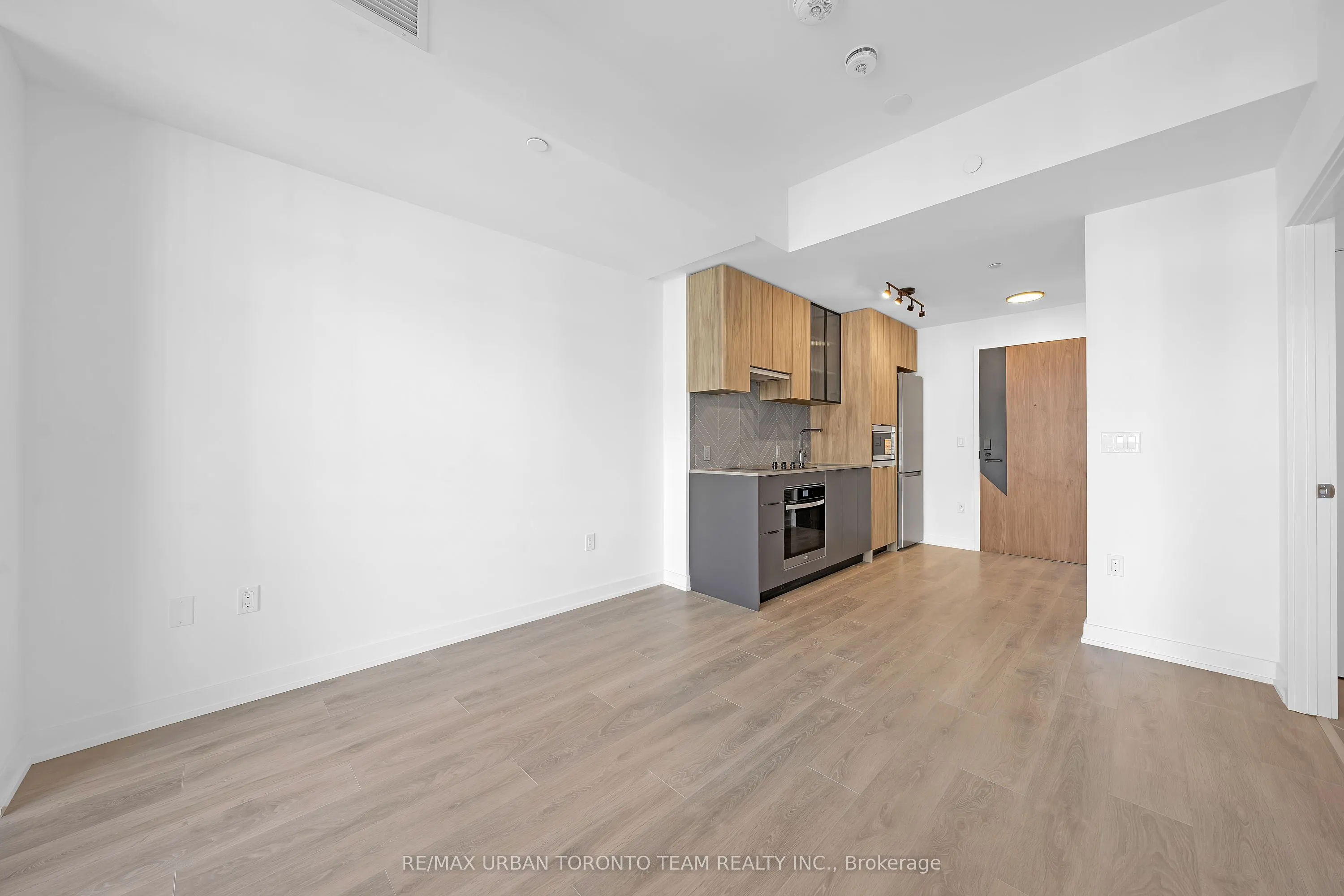 1037 The Queensway #524