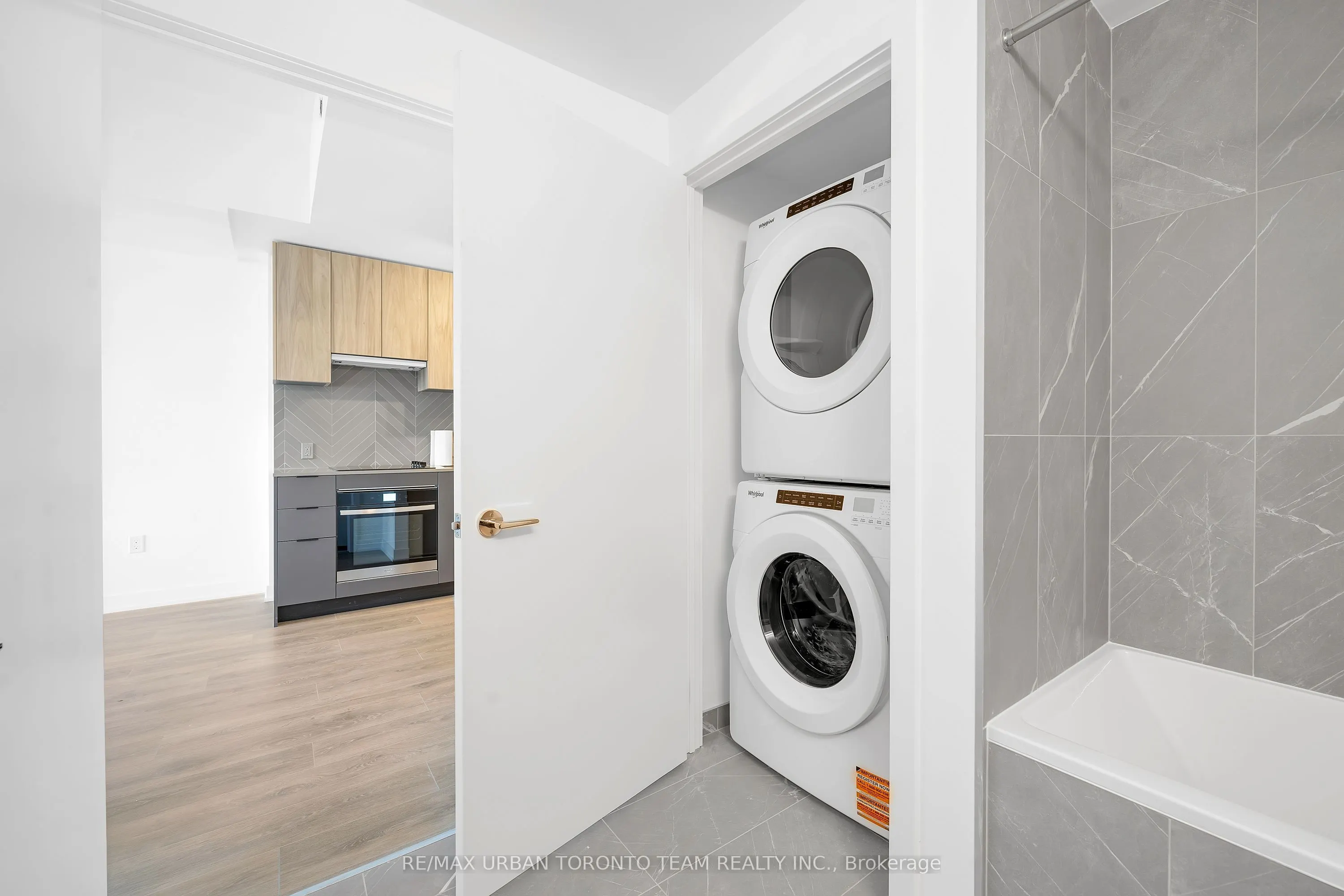 1037 The Queensway #524