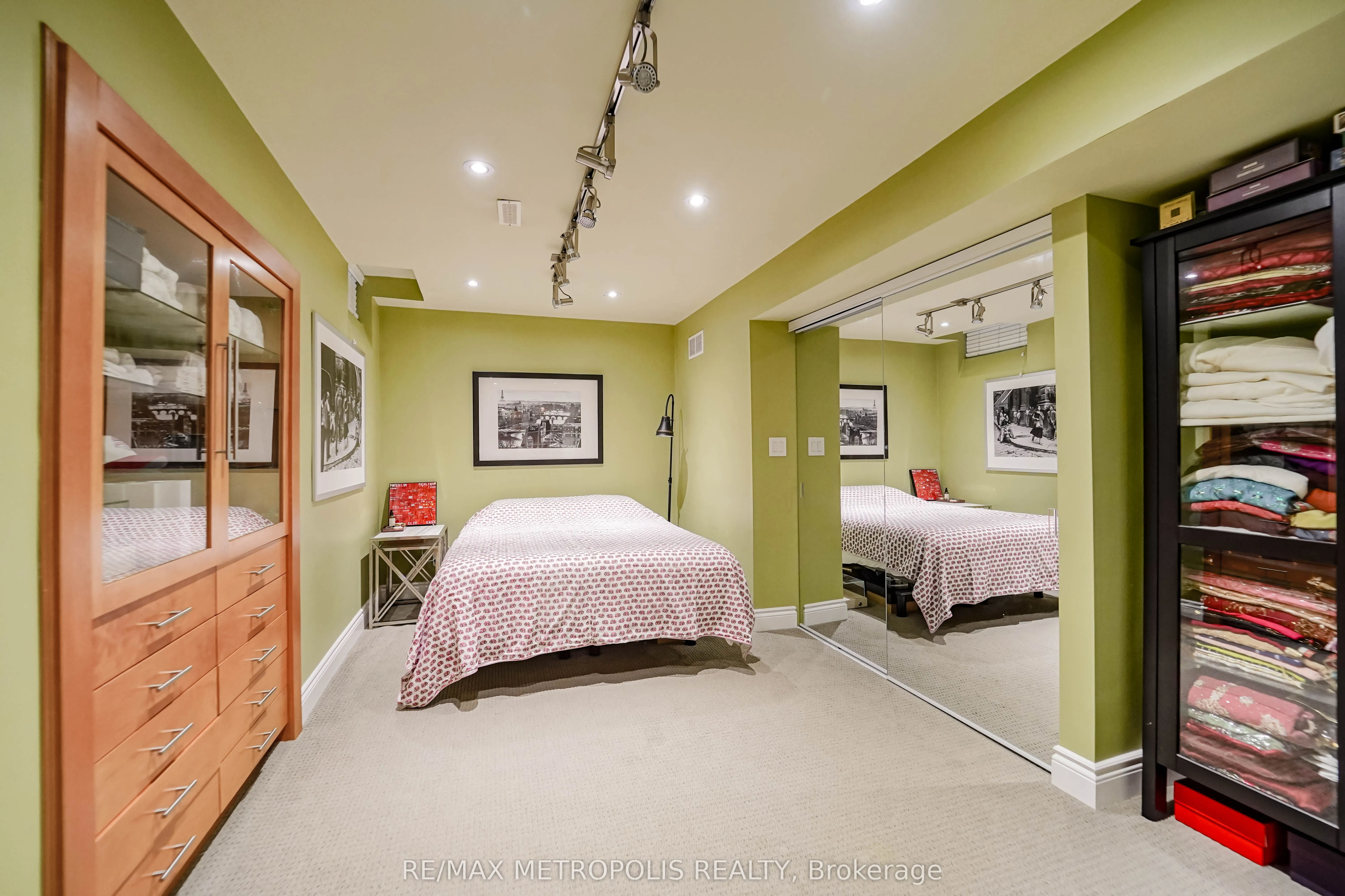 4392 Grassland Crescent