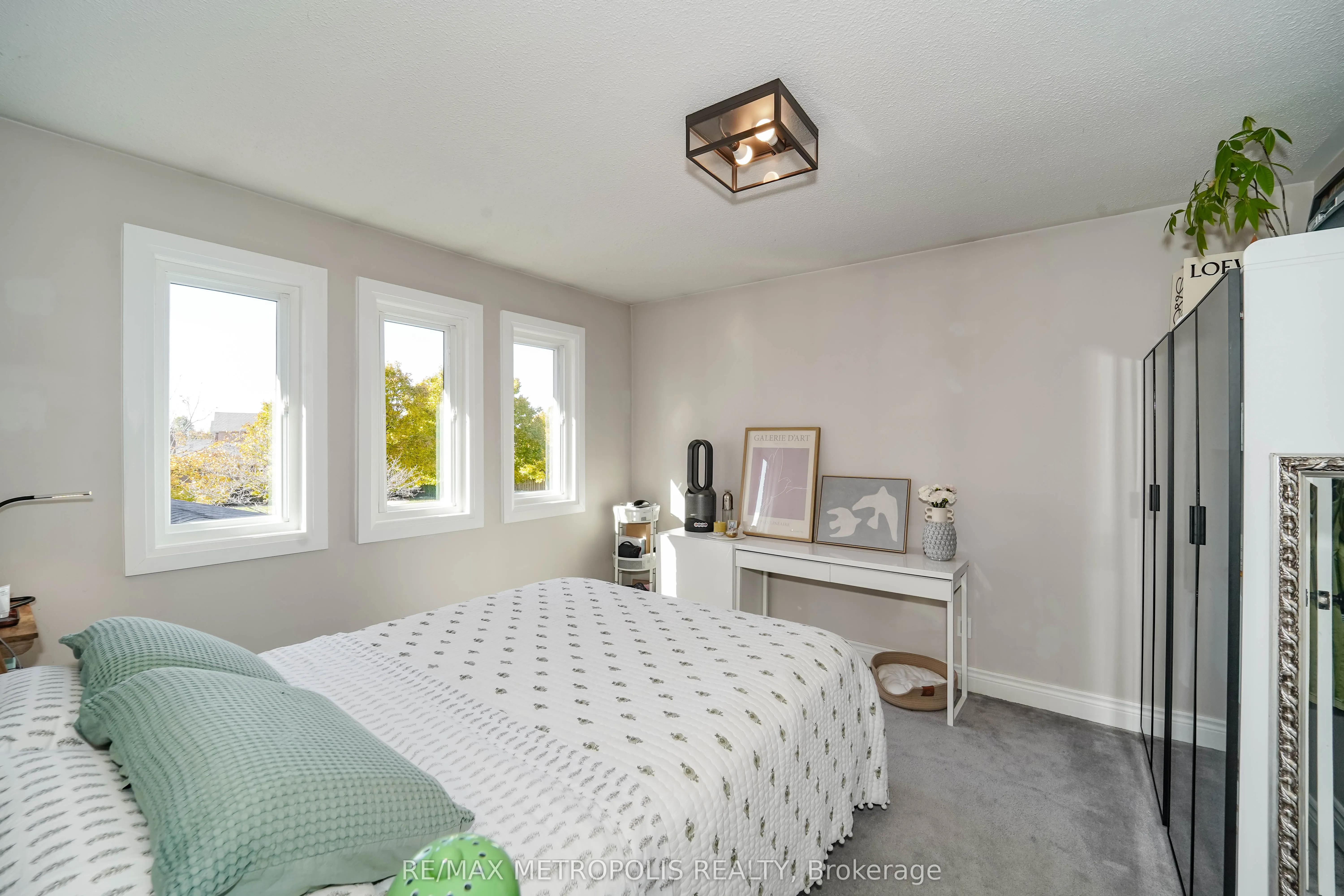 4392 Grassland Crescent
