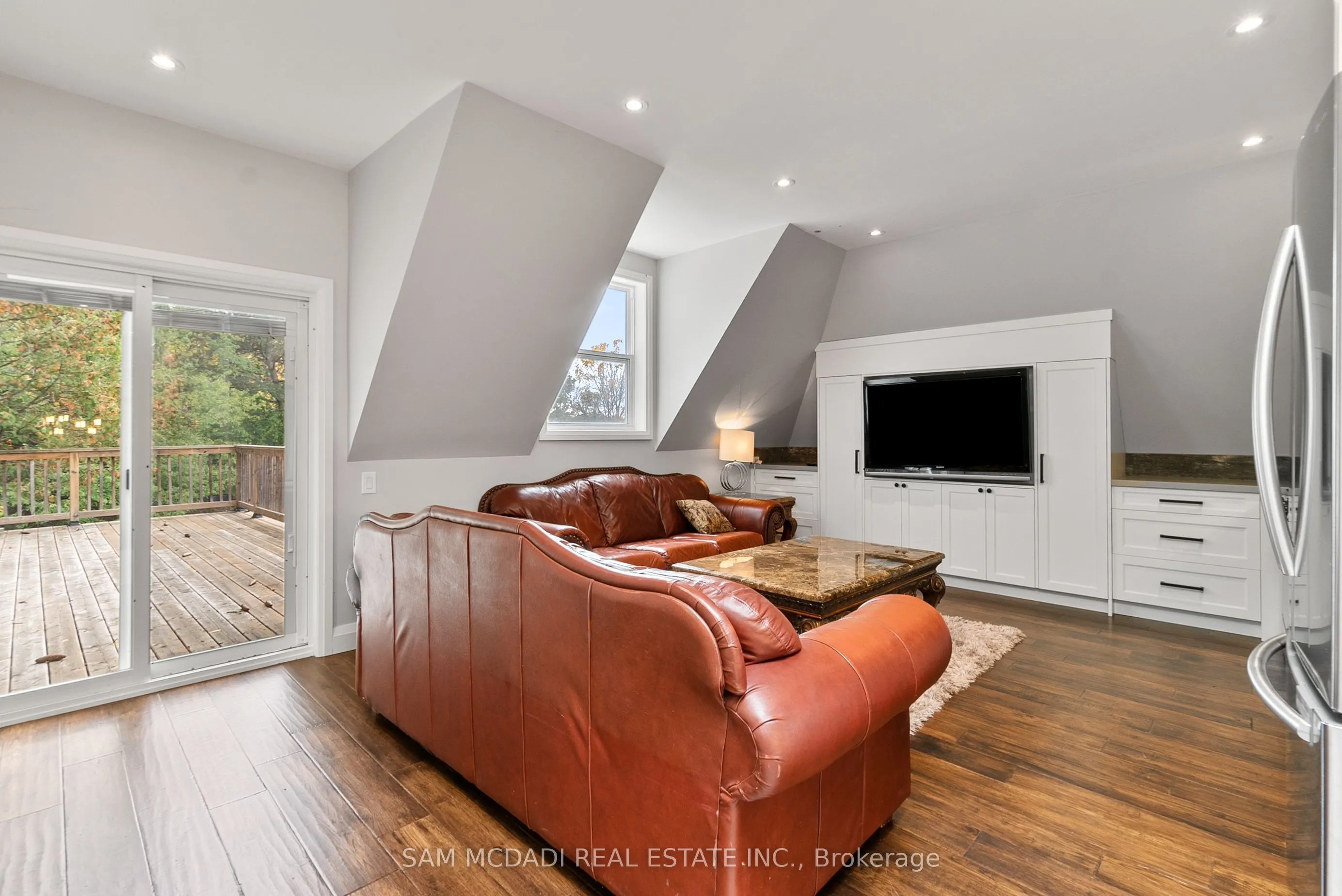 2552 Jarvis Street