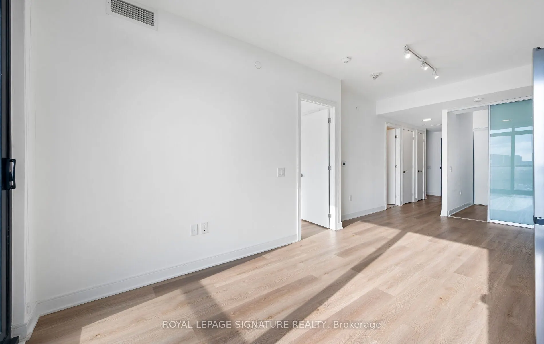 86 Dundas Street E #622
