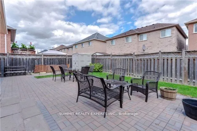23 Bissell Drive N
