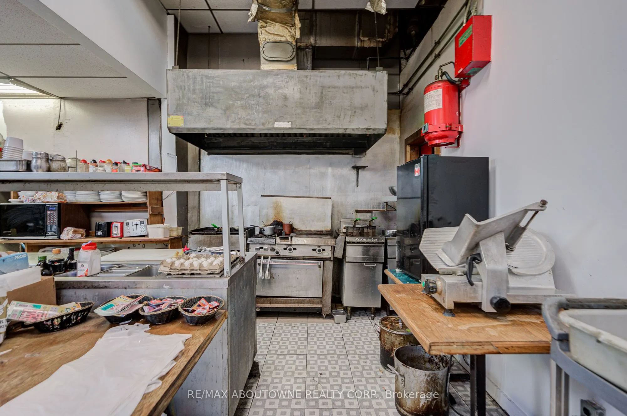 28 Mill Street E