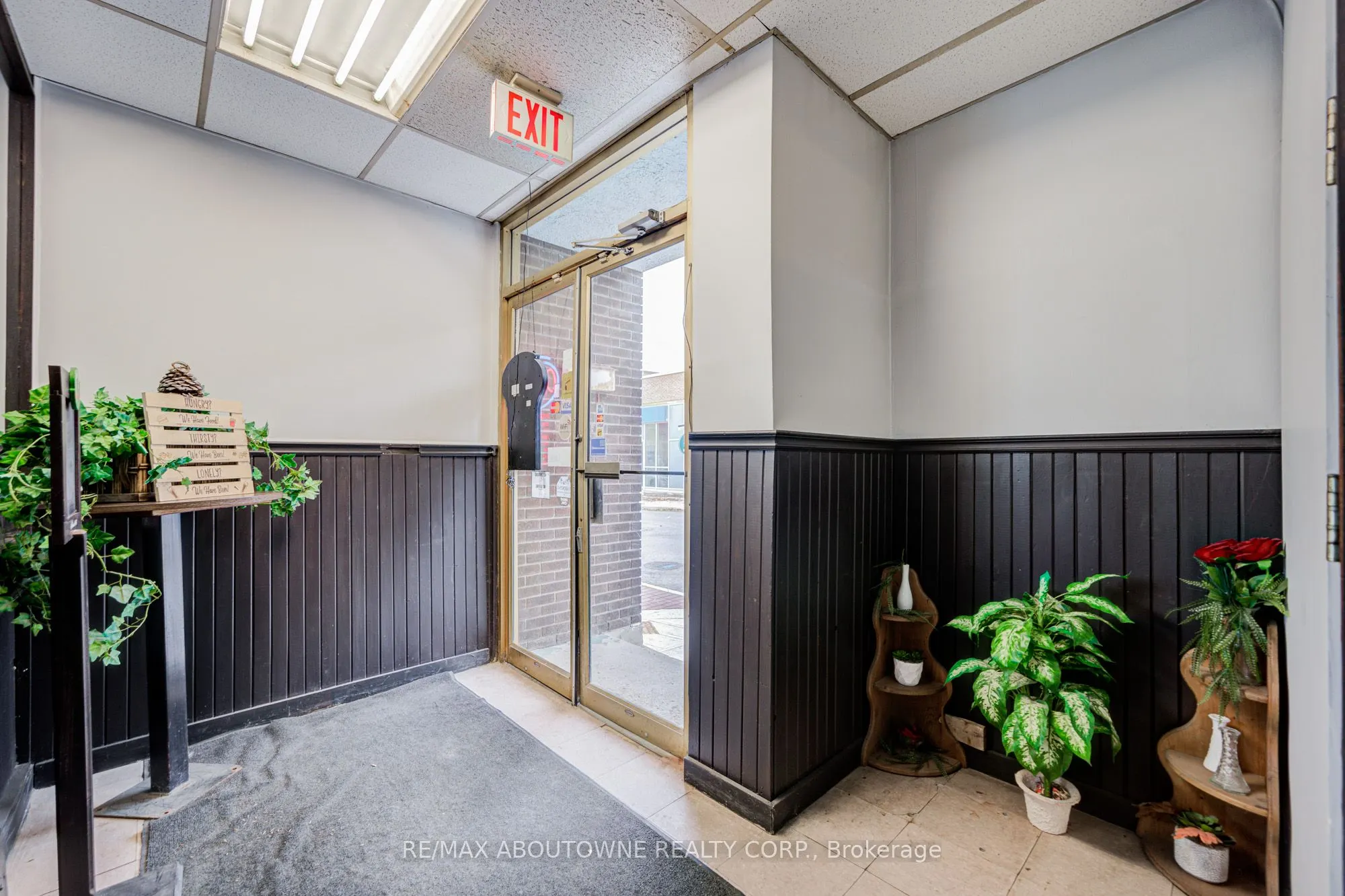 28 Mill Street E