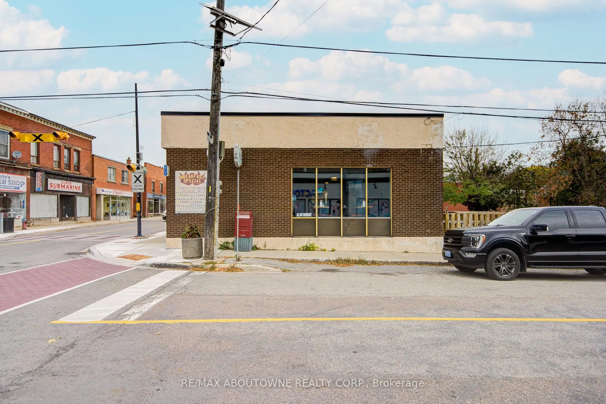 28 Mill Street E