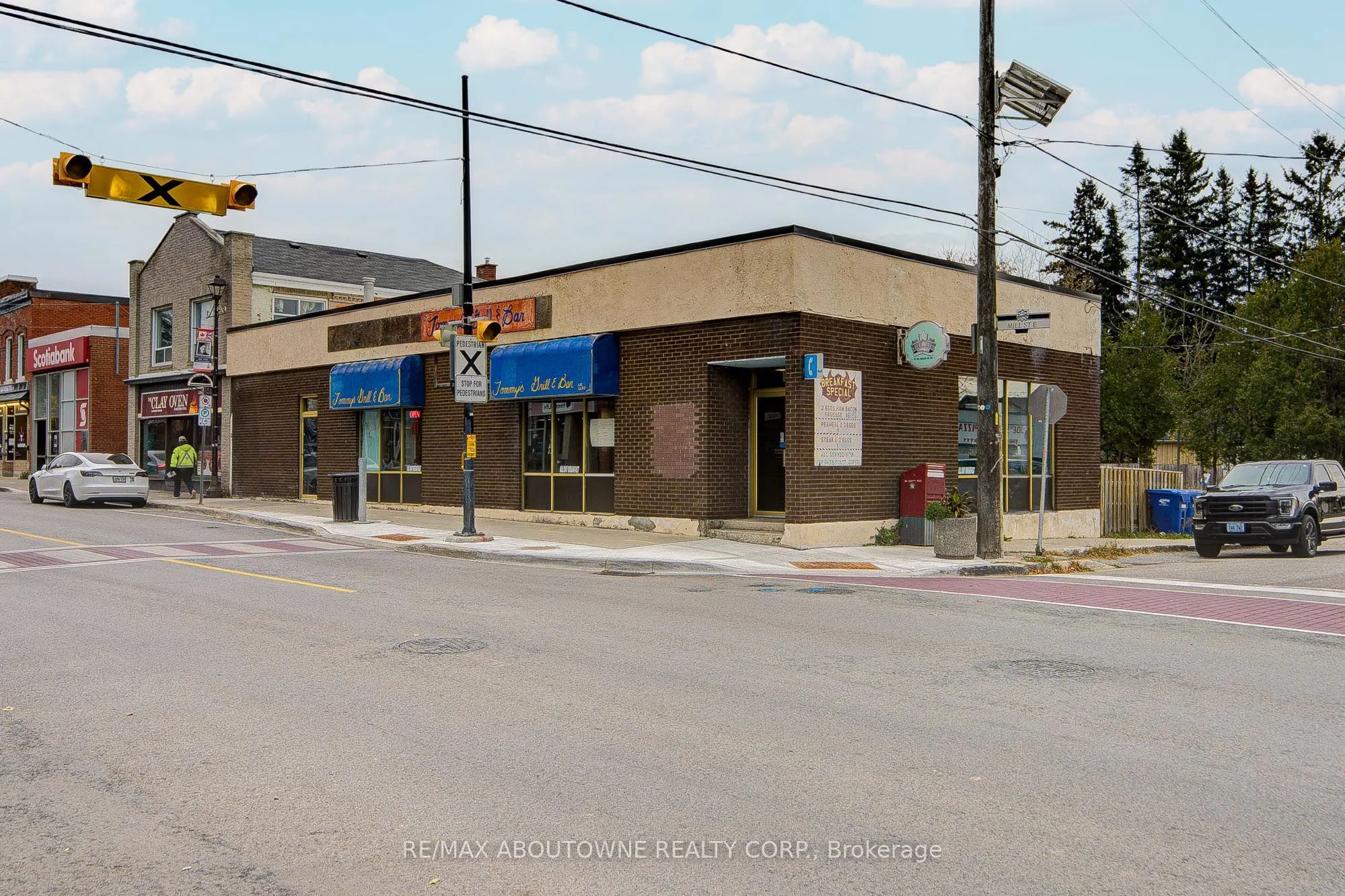 28 Mill Street E