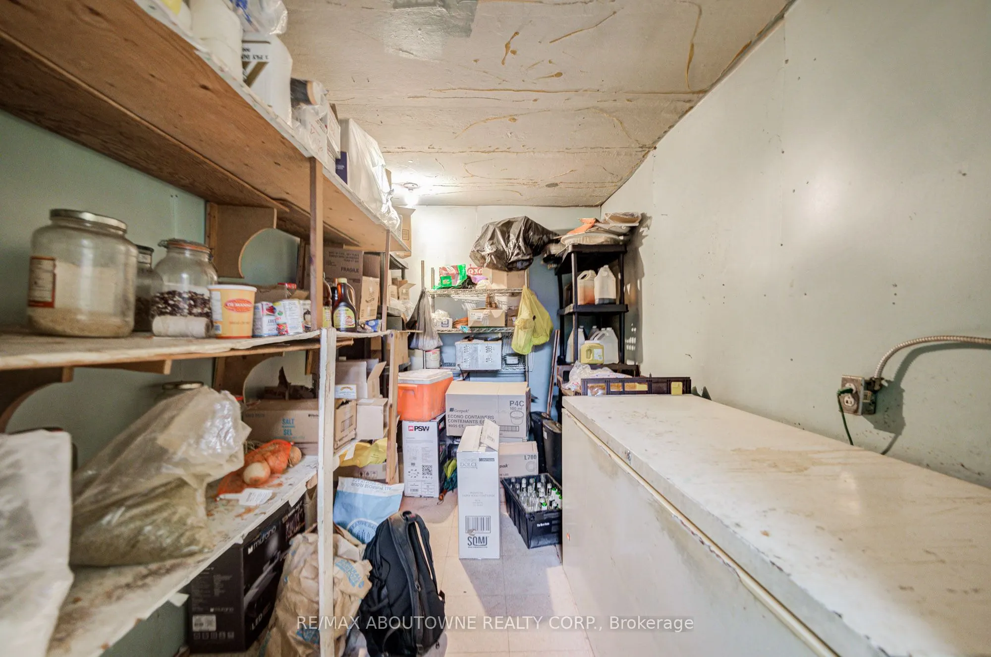28 Mill Street E