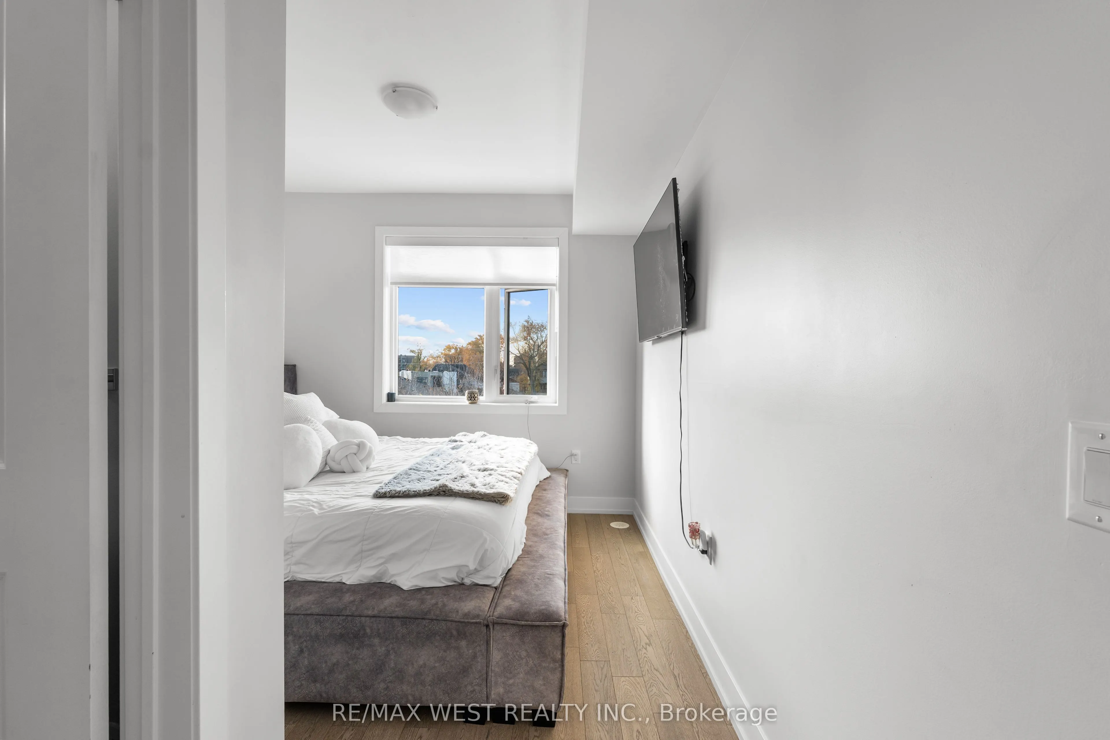 1062 Douglas McCurdy Common #25