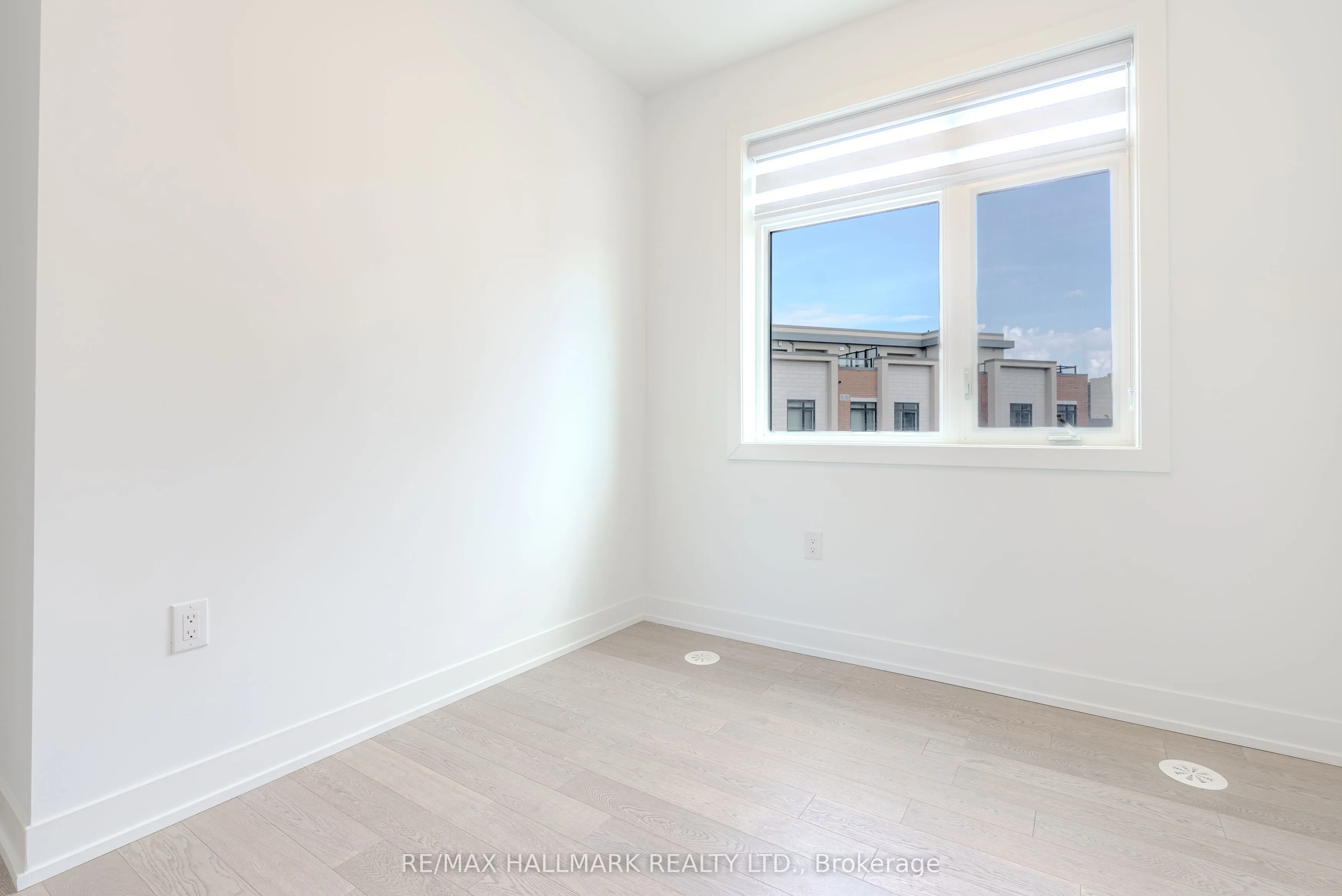 1085 Douglas Mccurdy Common #216