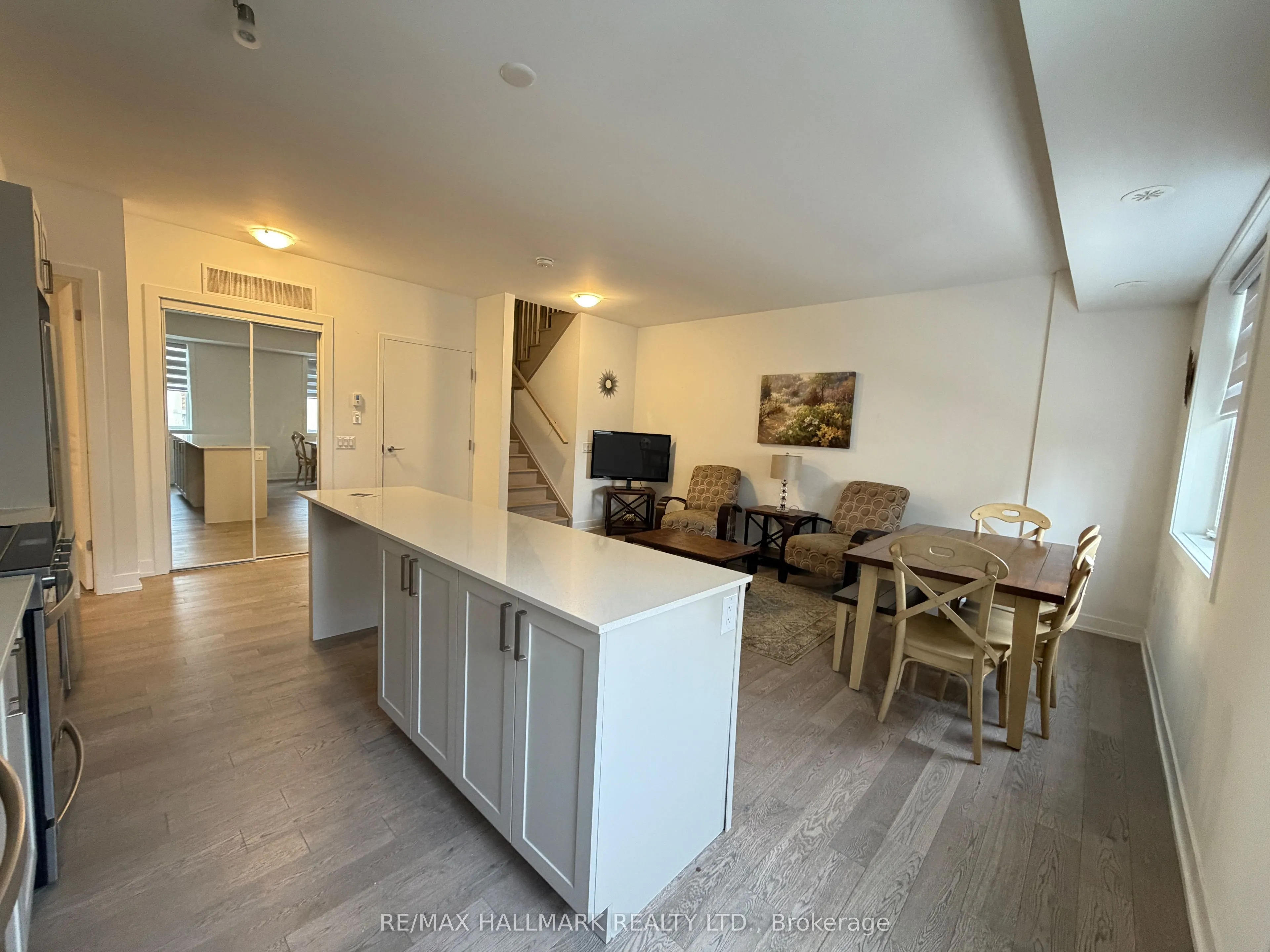 1085 Douglas Mccurdy Common #216