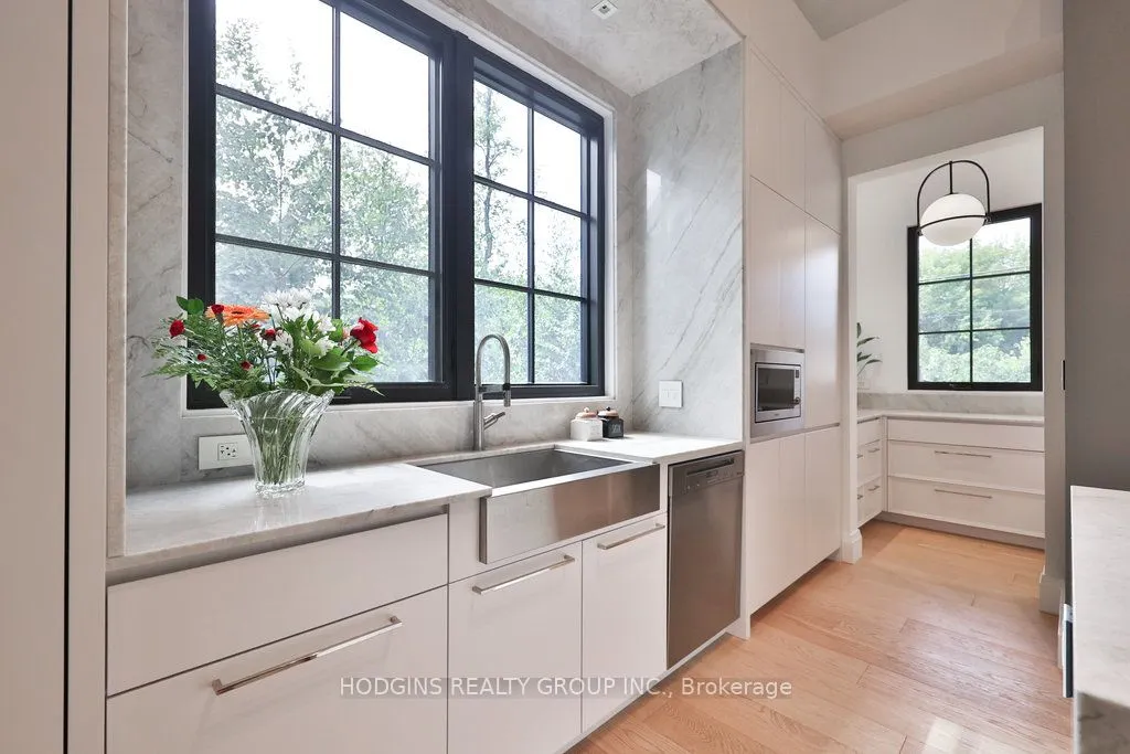 238 Mineola Road W