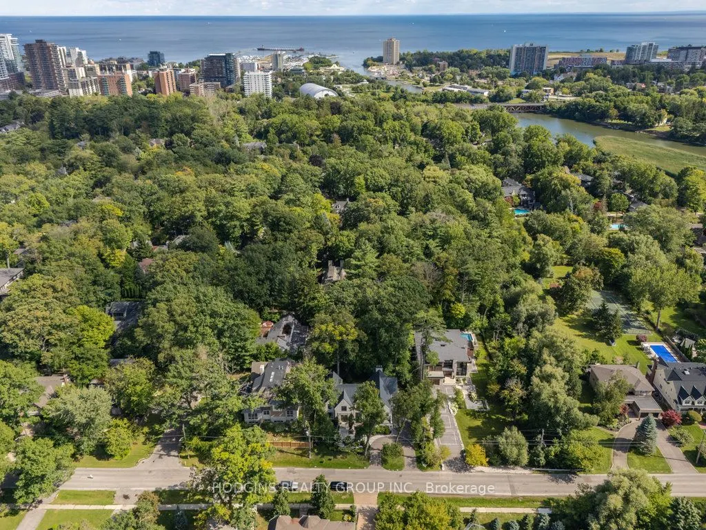 238 Mineola Road W