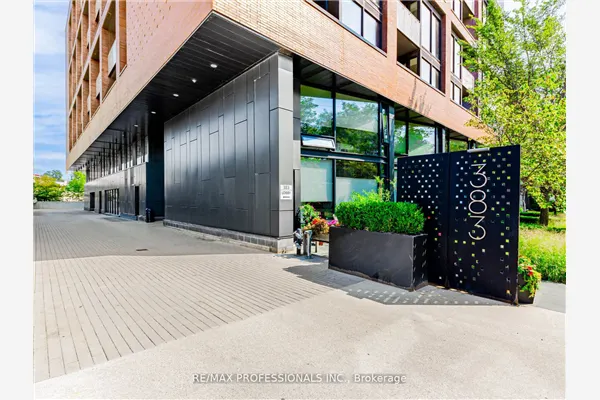 383 Sorauren Avenue #401