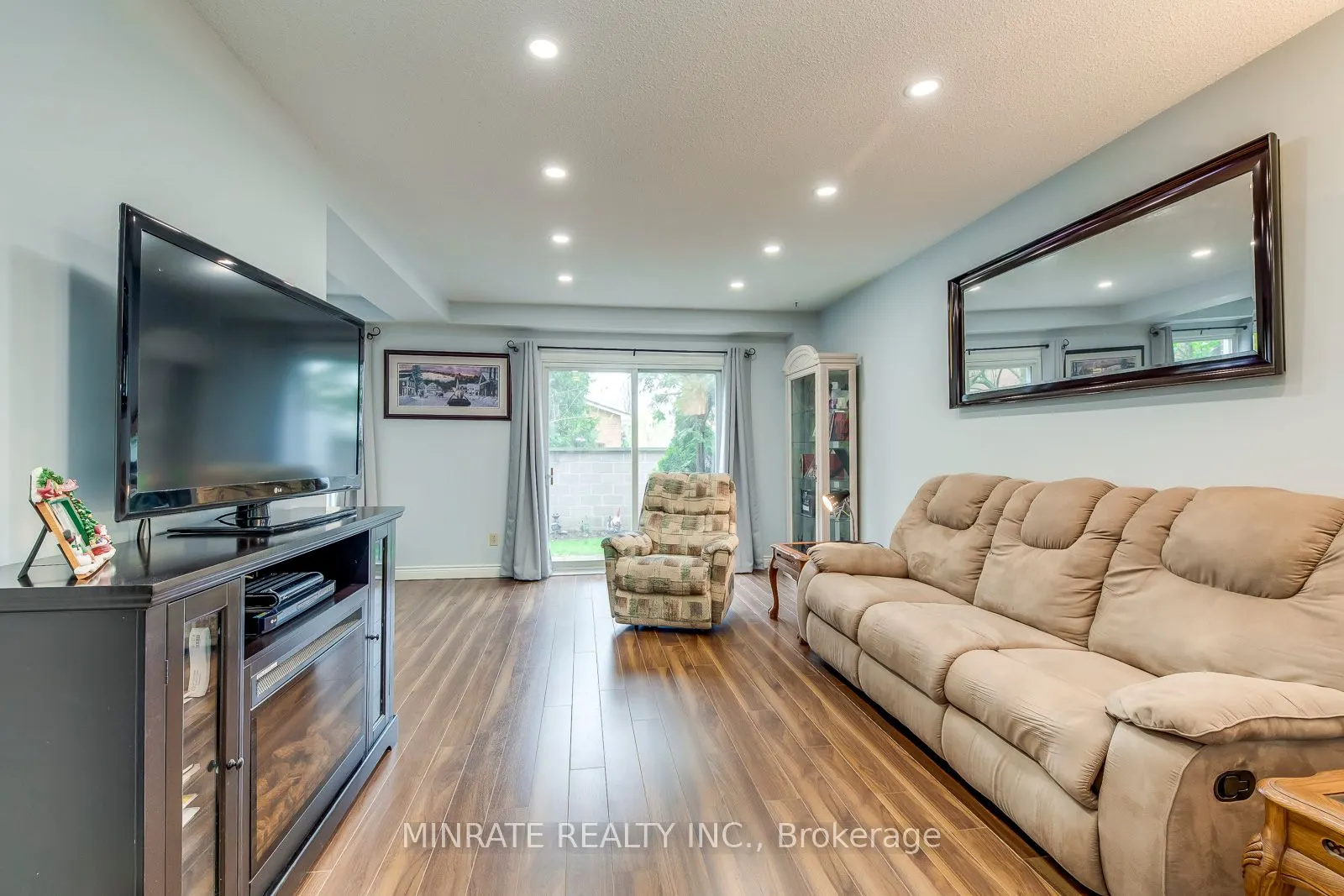 1548 Newlands Crescent #14