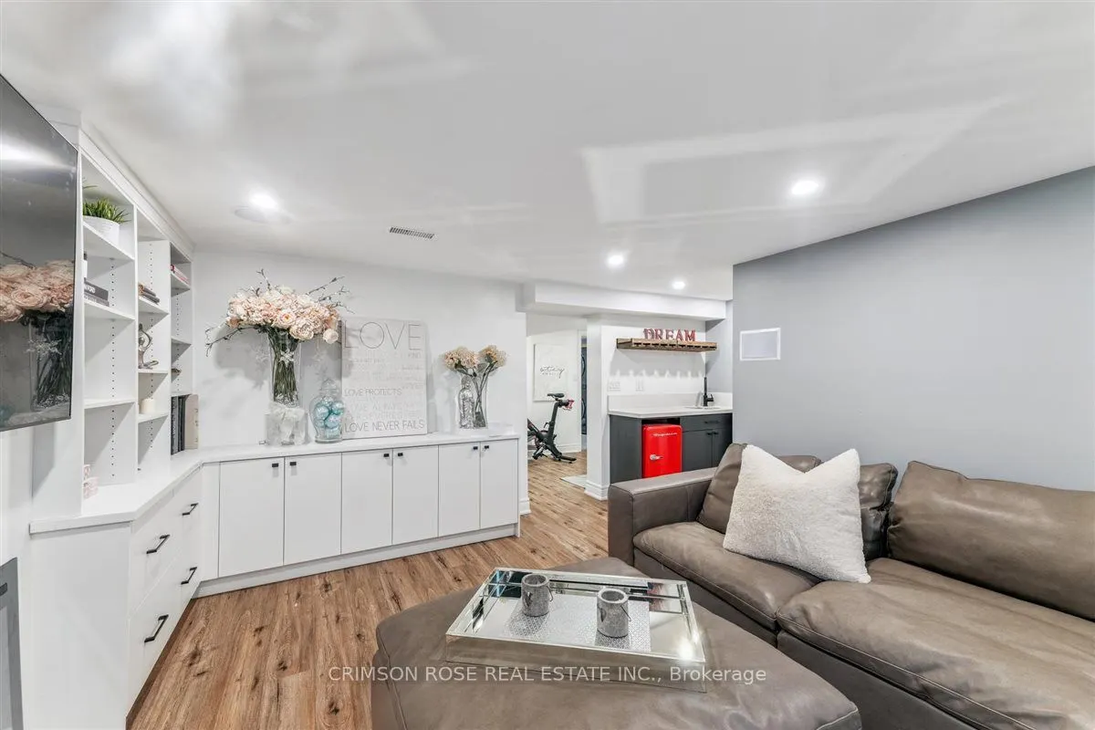 89 Holyrood Avenue