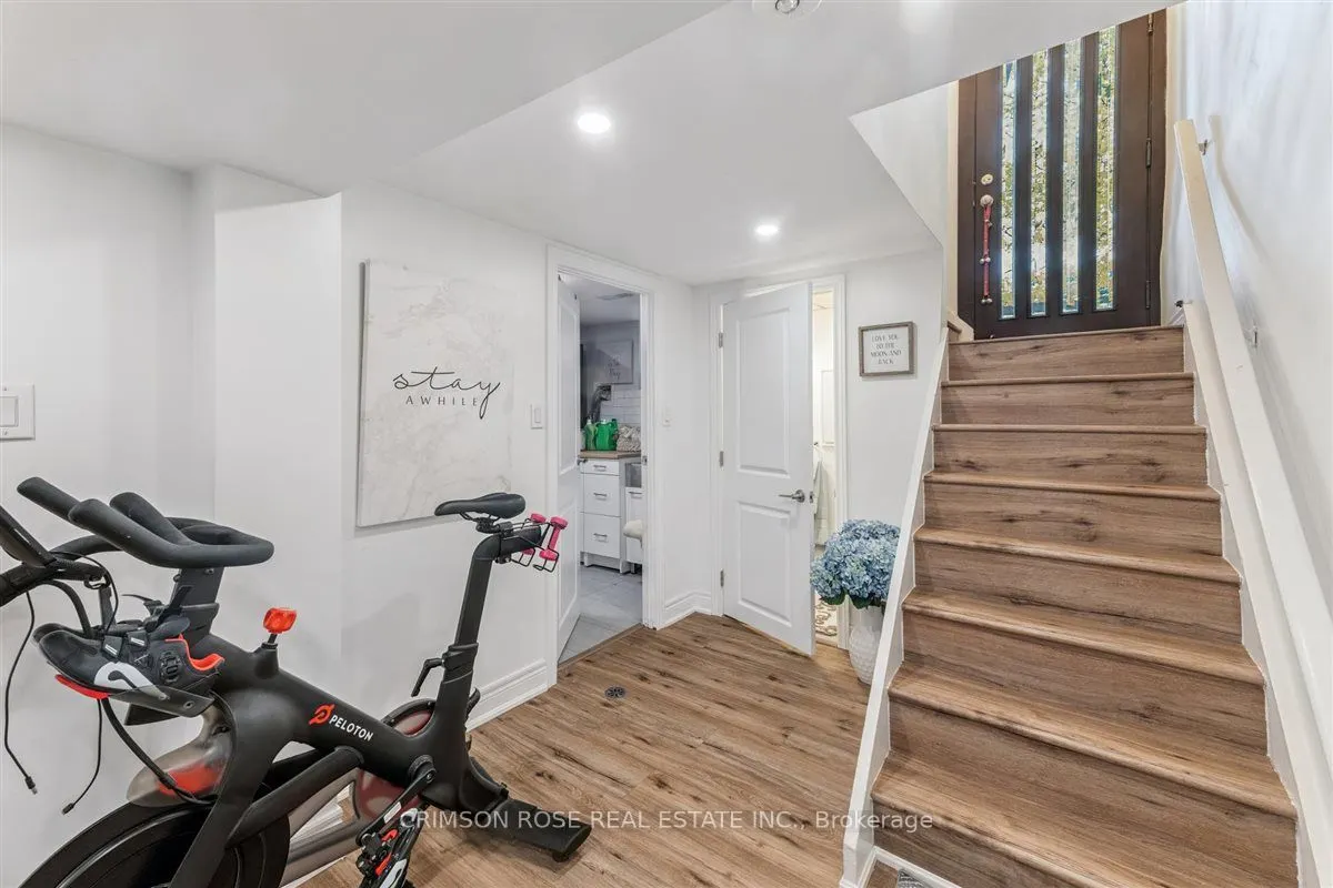 89 Holyrood Avenue