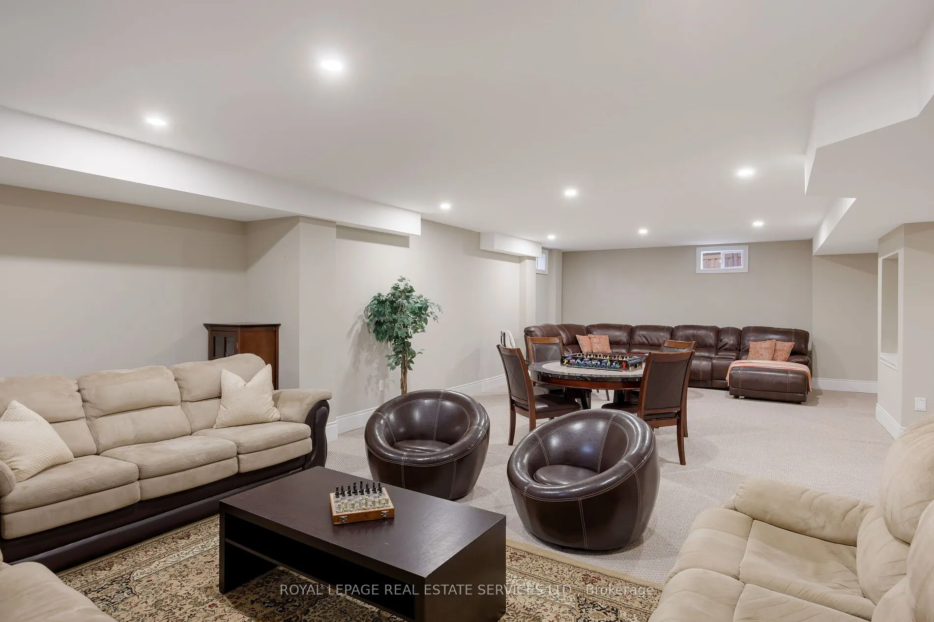 125 Paliser Court