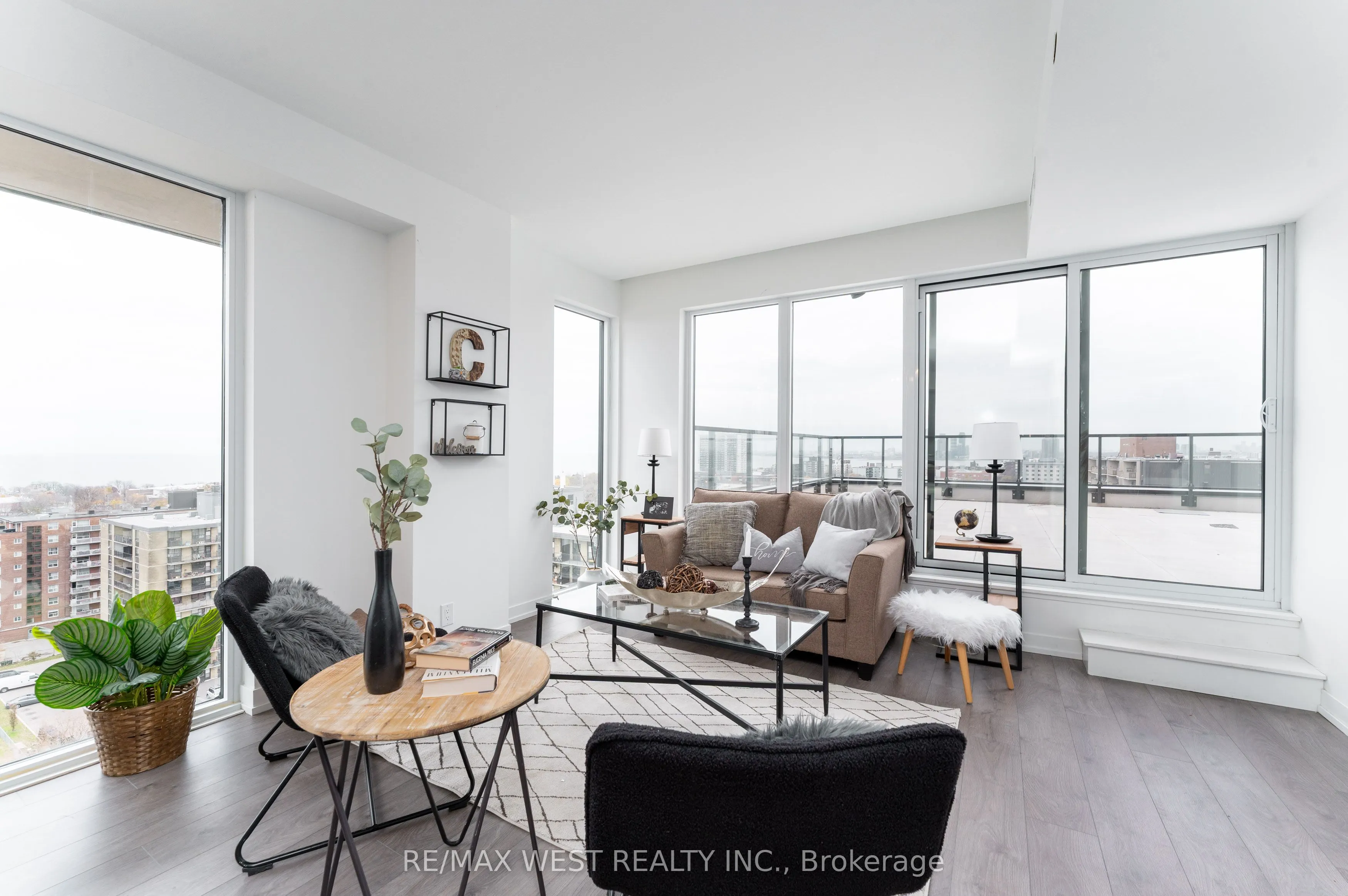 270 Dufferin Street W #1207
