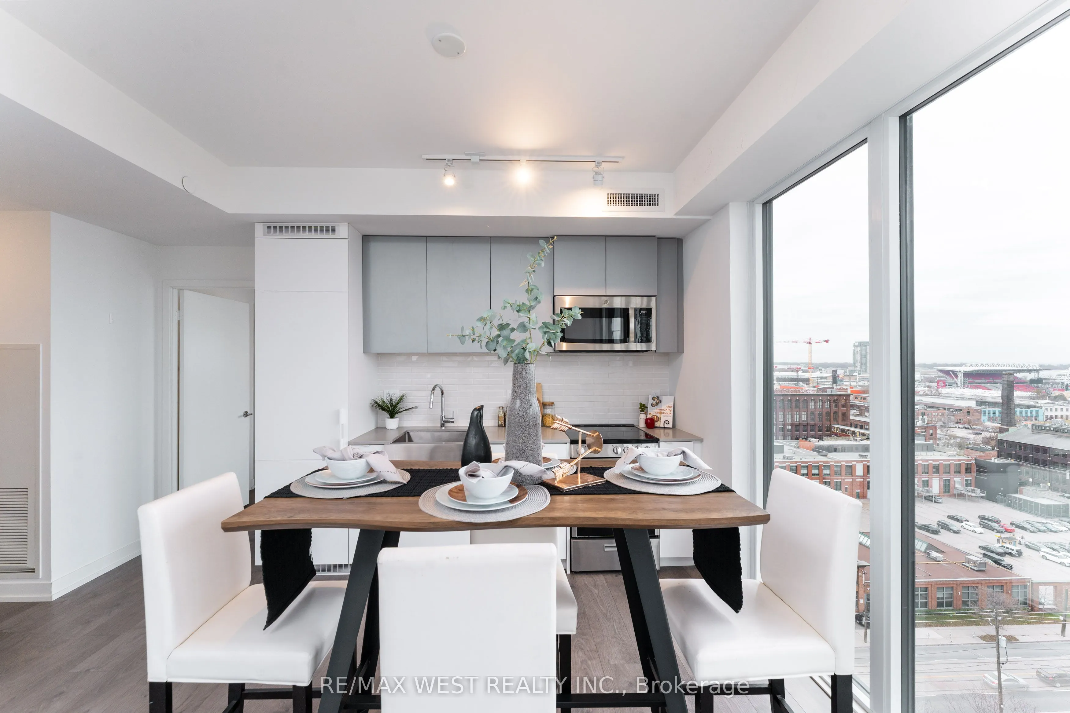 270 Dufferin Street W #1207
