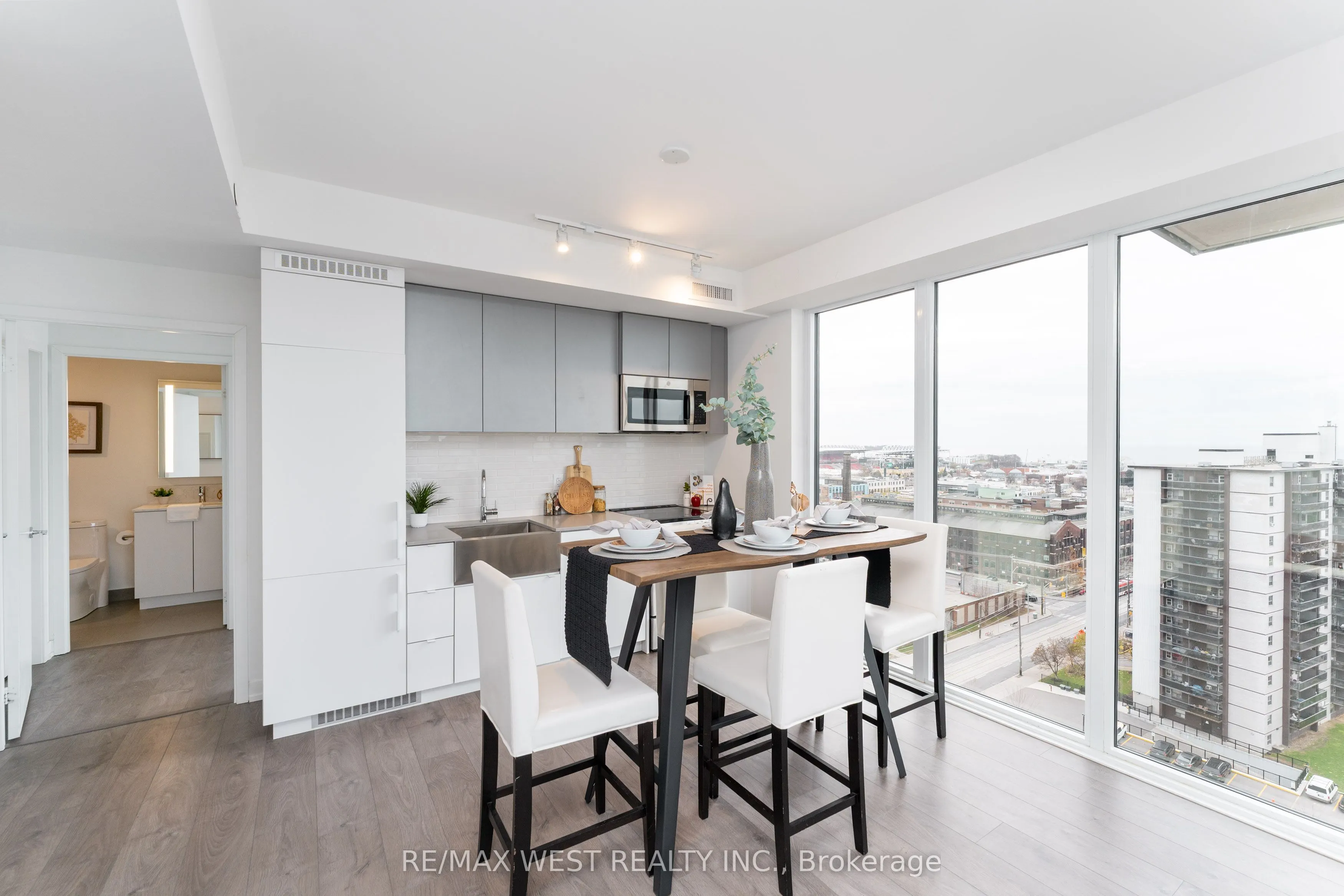 270 Dufferin Street W #1207