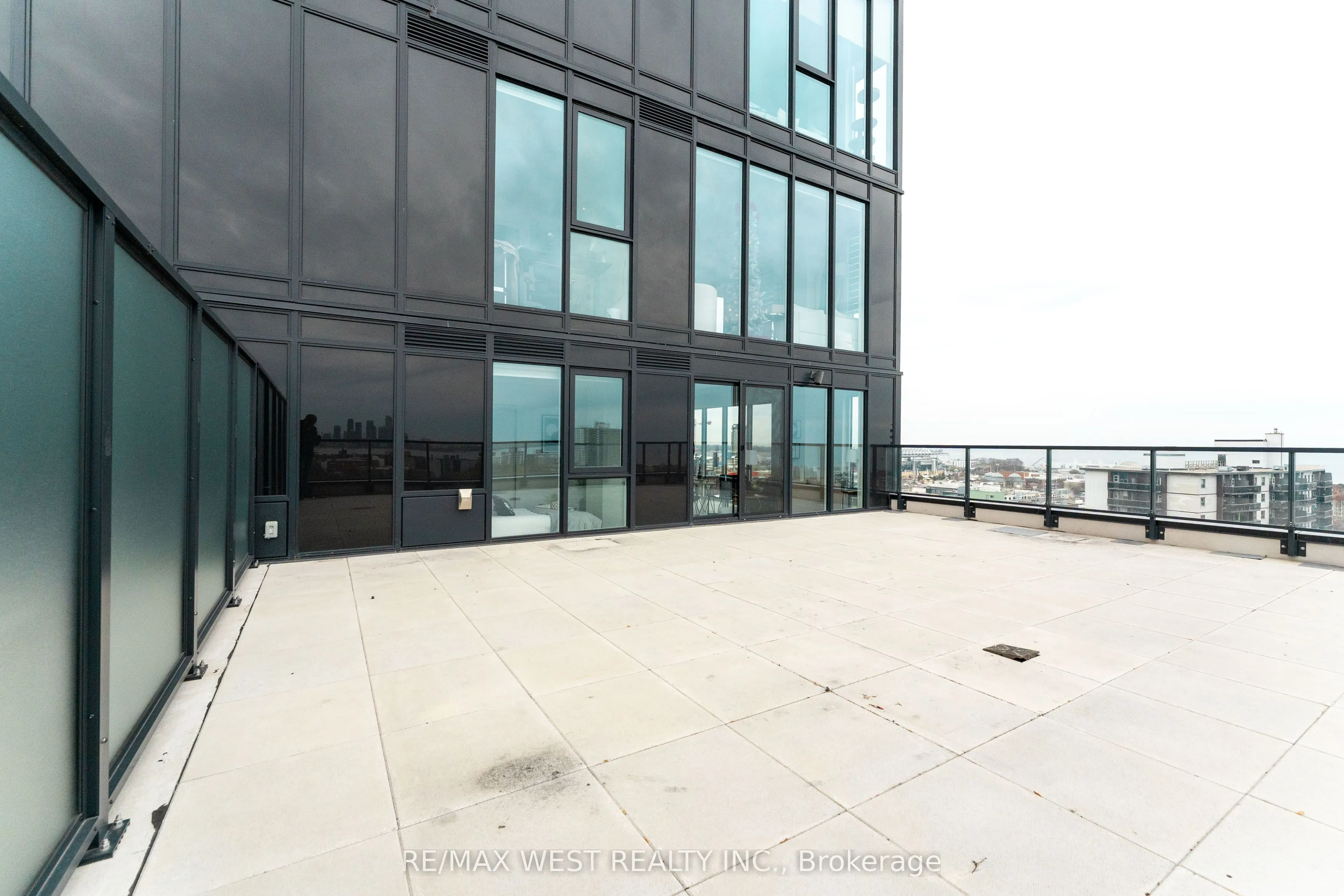 270 Dufferin Street W #1207