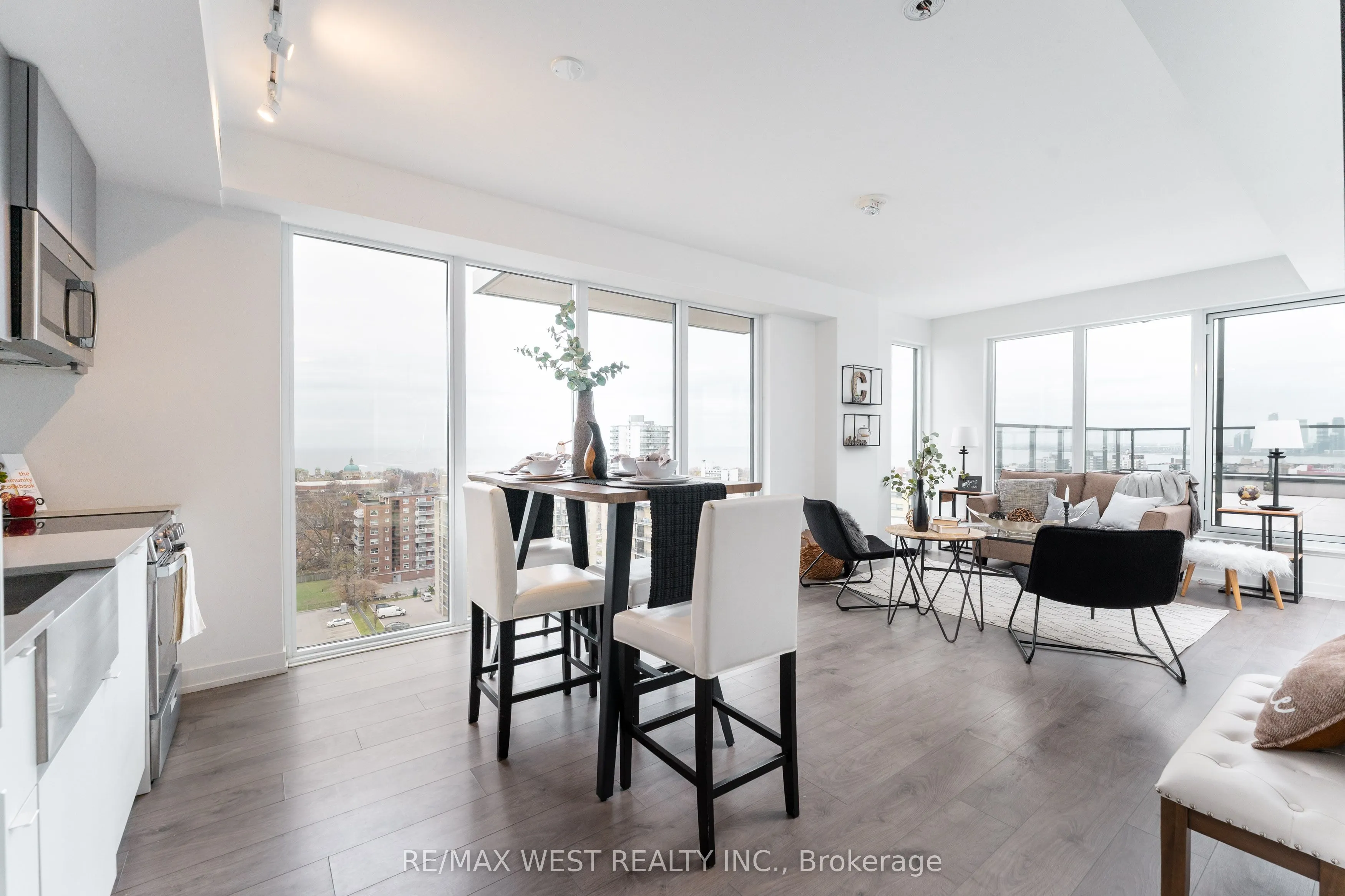 270 Dufferin Street W #1207