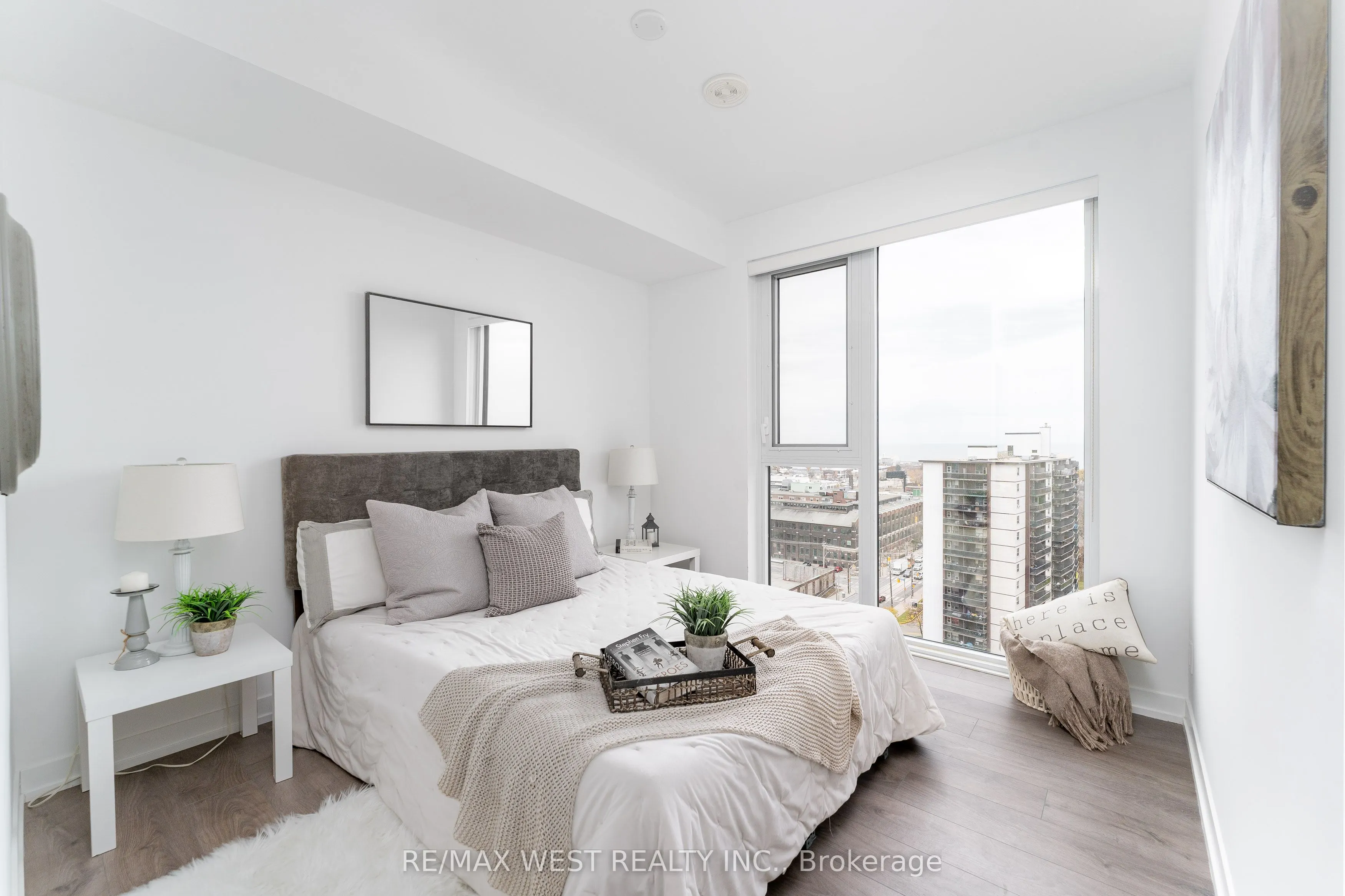 270 Dufferin Street W #1207