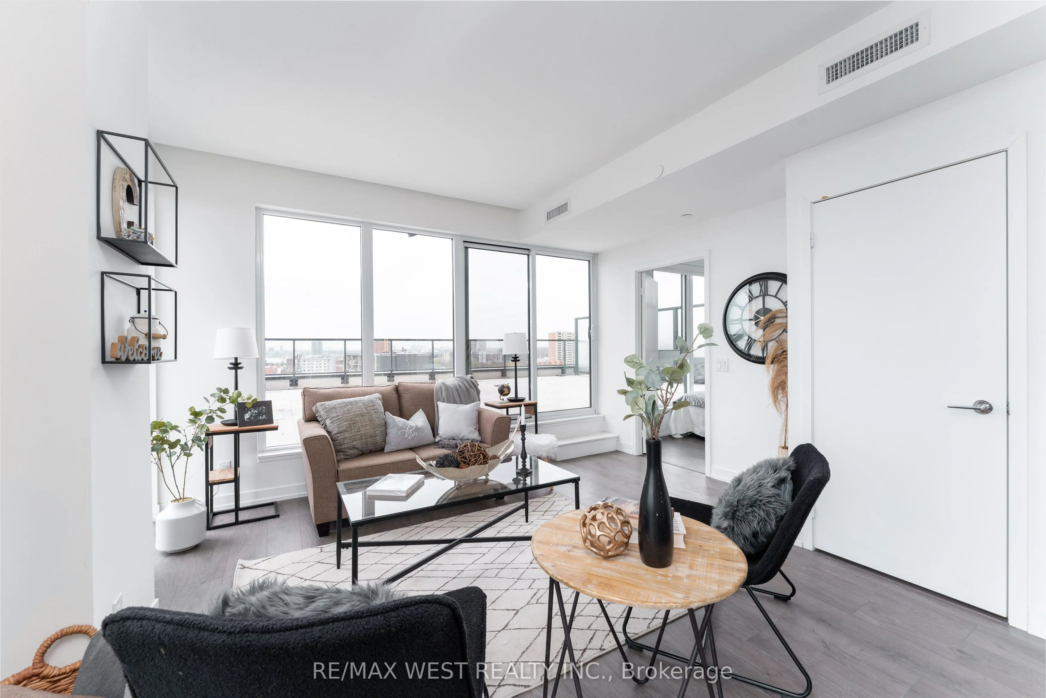 270 Dufferin Street W #1207