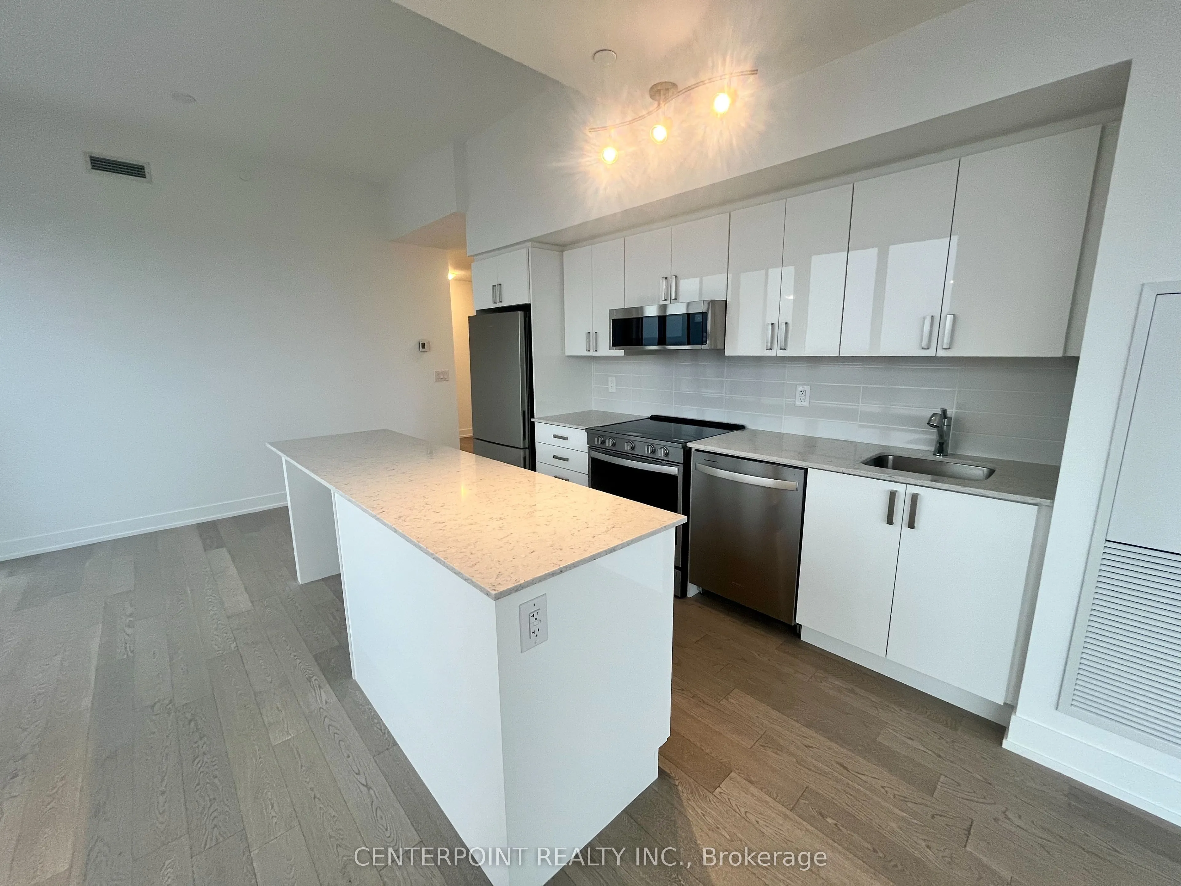 1063 Douglas McCurdy Common #803