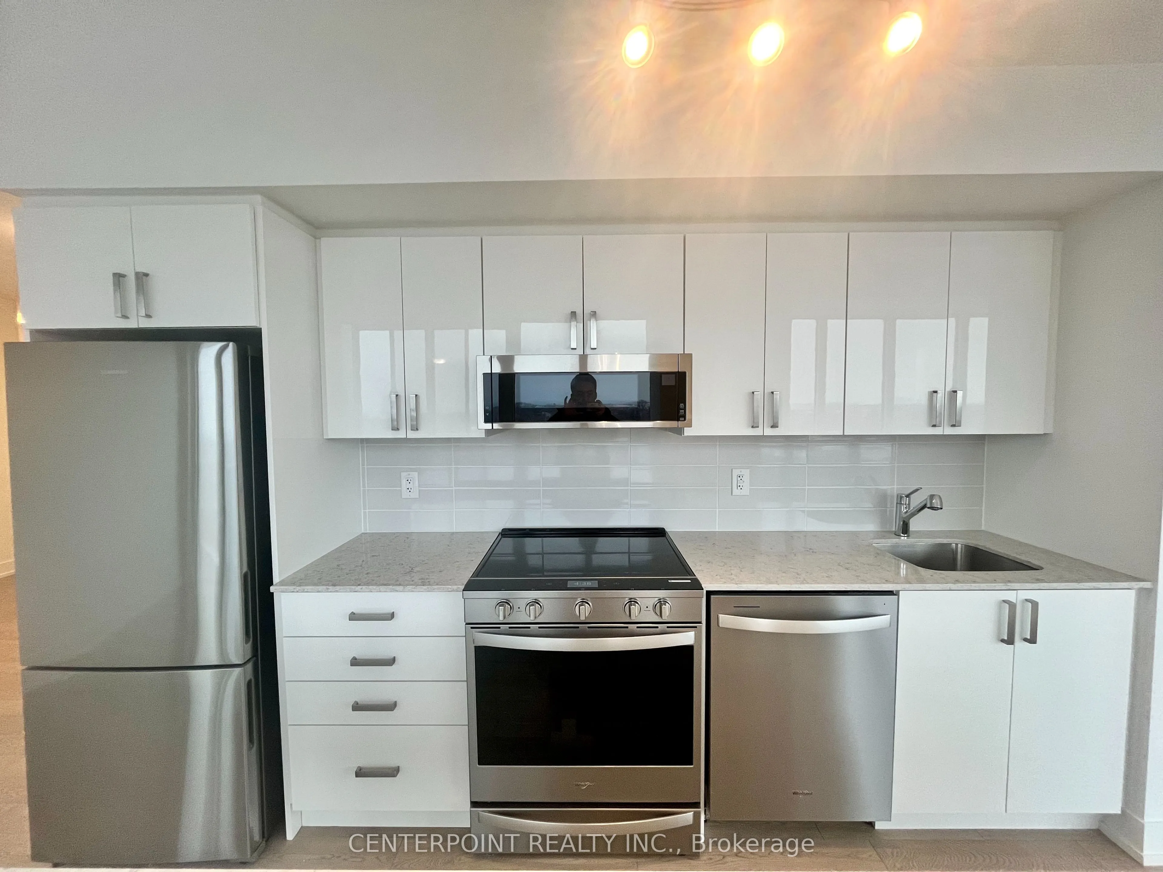 1063 Douglas McCurdy Common #803