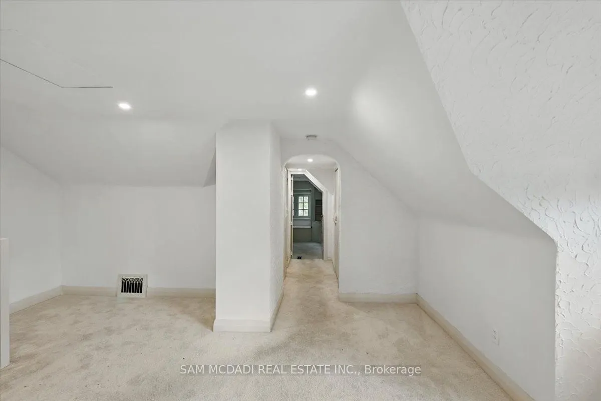 62 Maple Avenue S