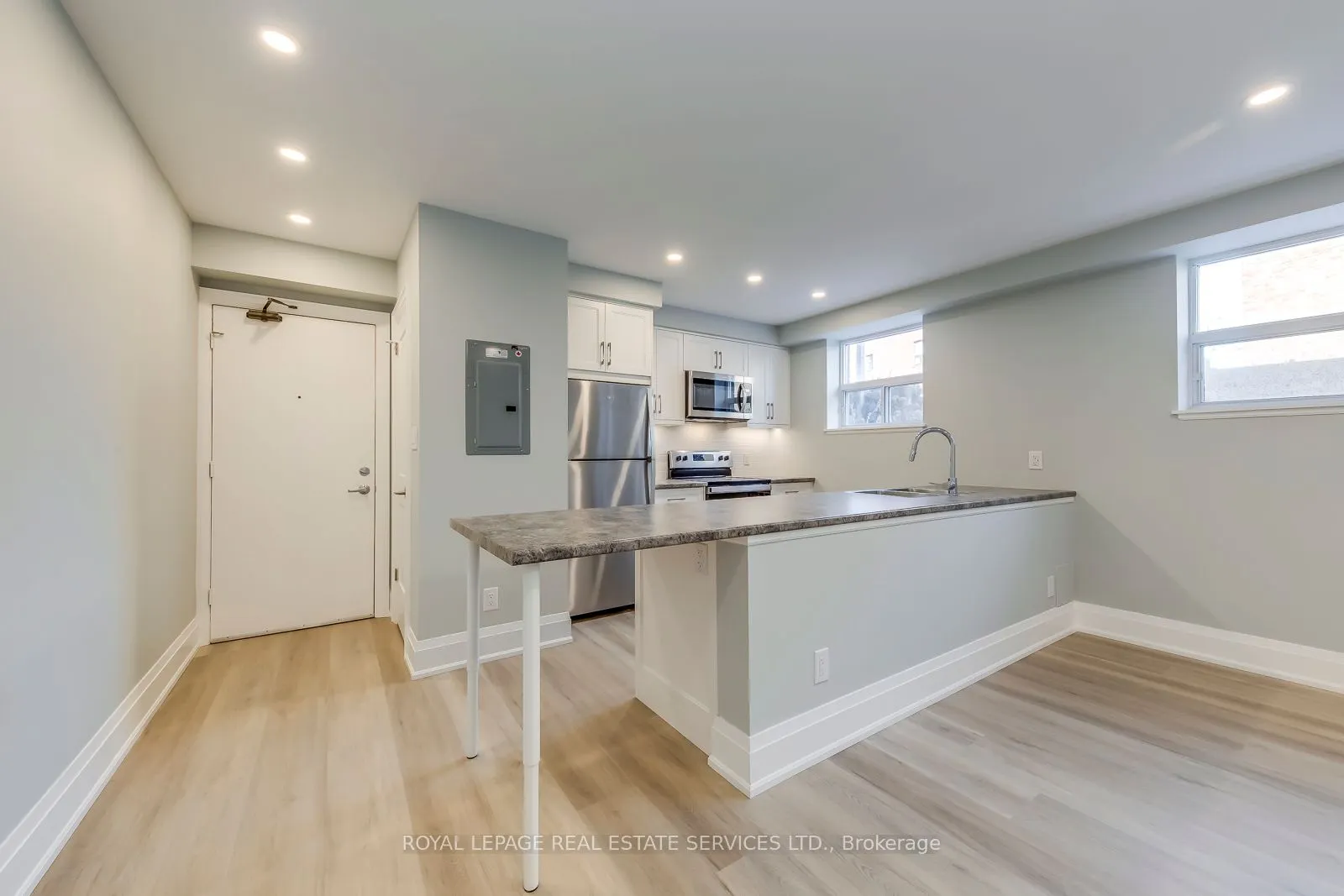 320 Lakeshore Road W