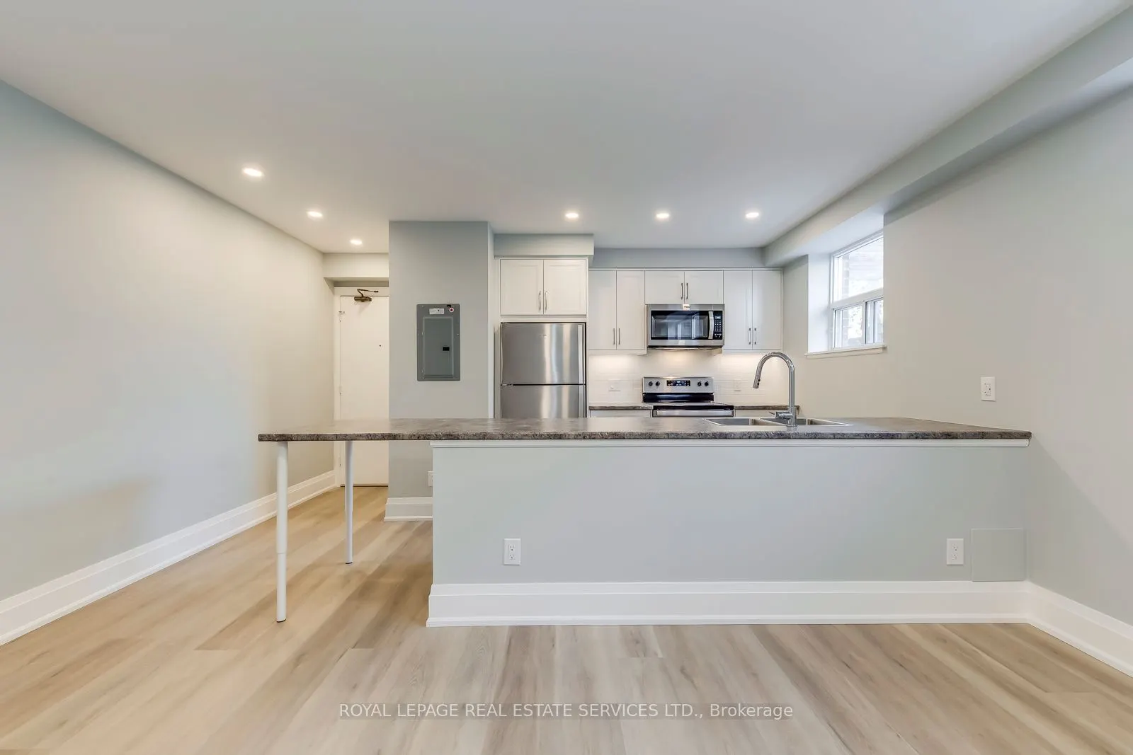 320 Lakeshore Road W
