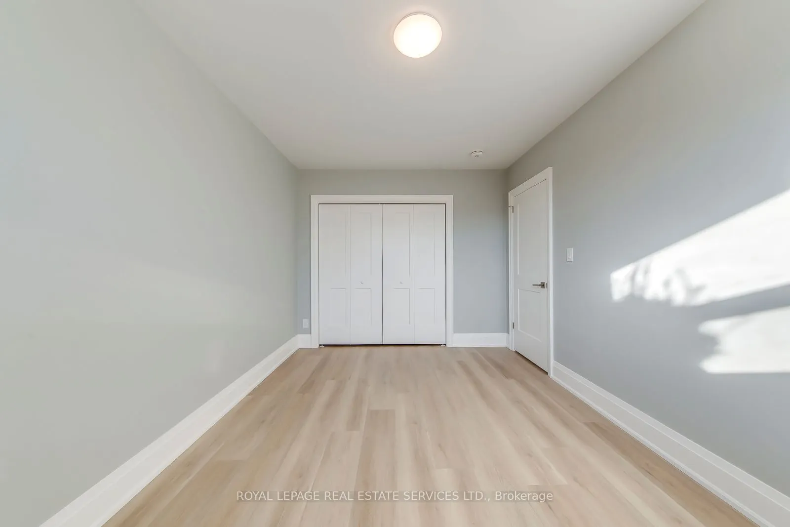 320 Lakeshore Road W