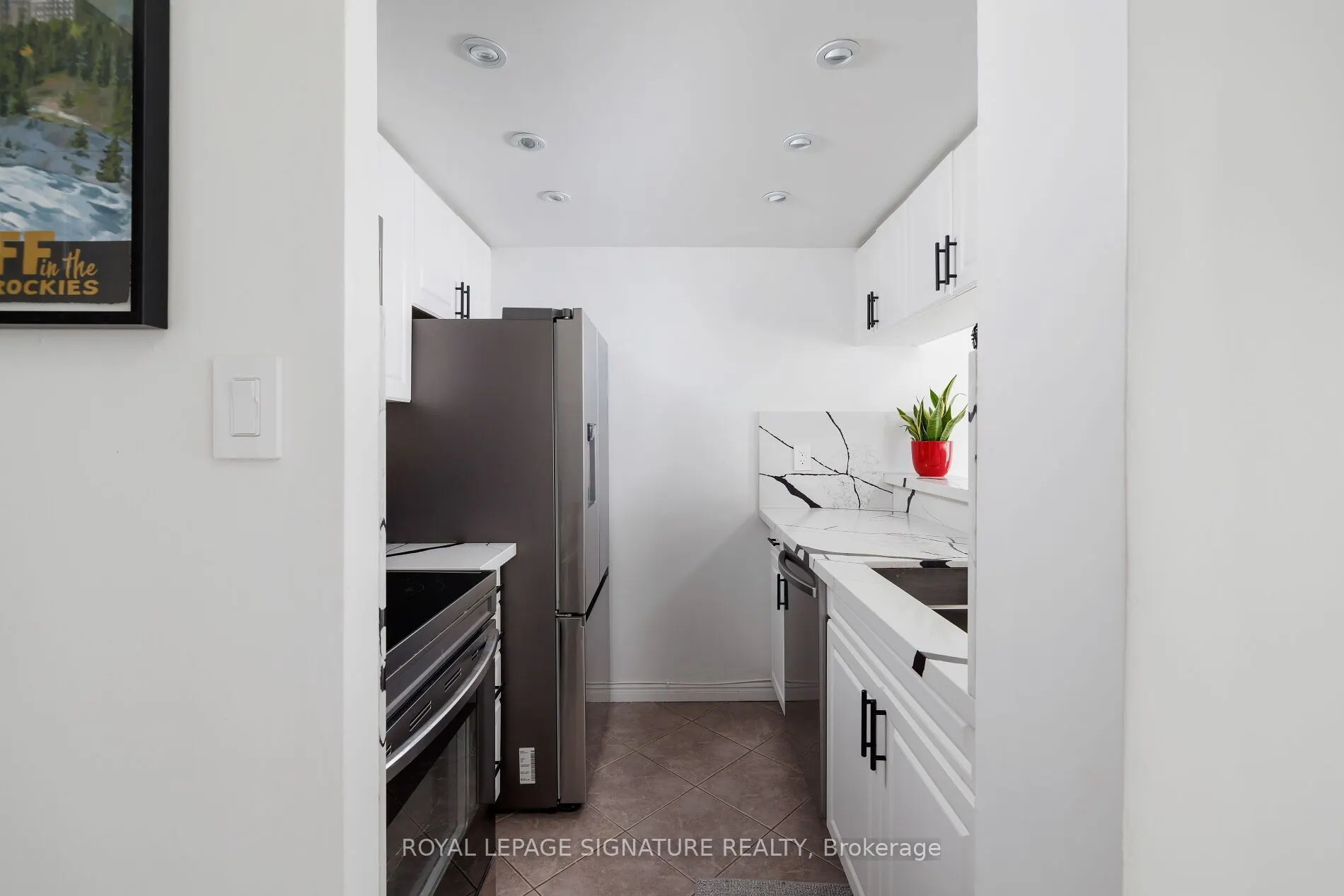 880 Dundas Street W #909