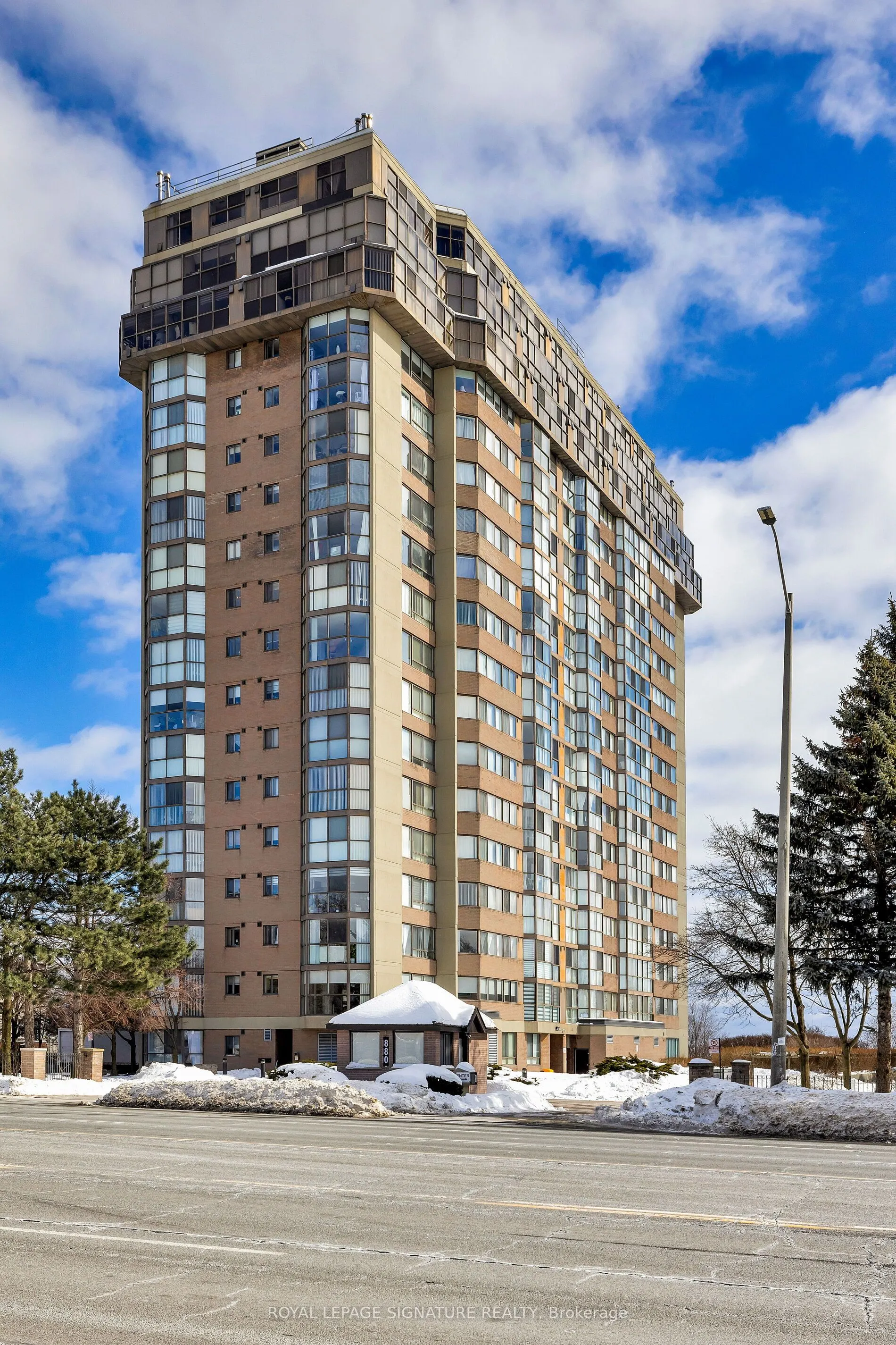 880 Dundas Street W #909