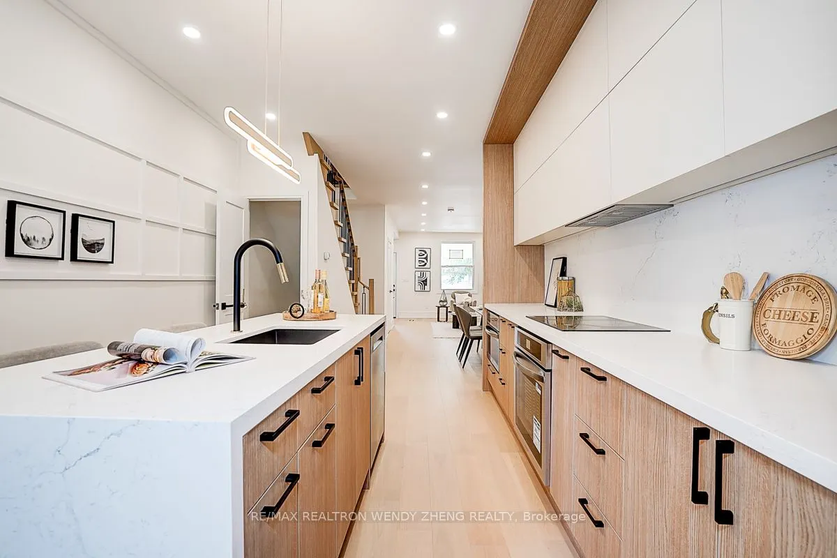 2179 Dundas Street W