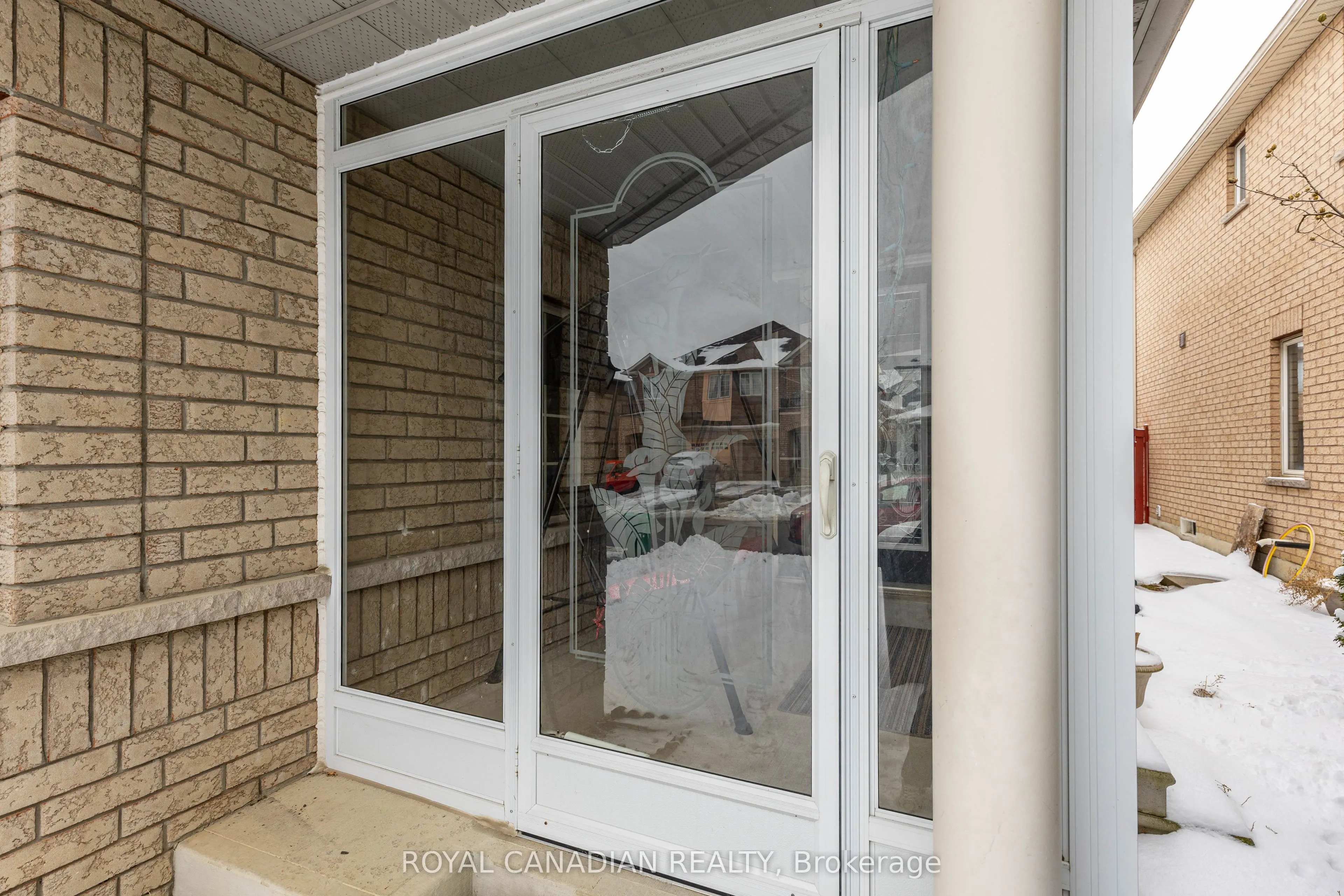 101 Crystalview Crescent