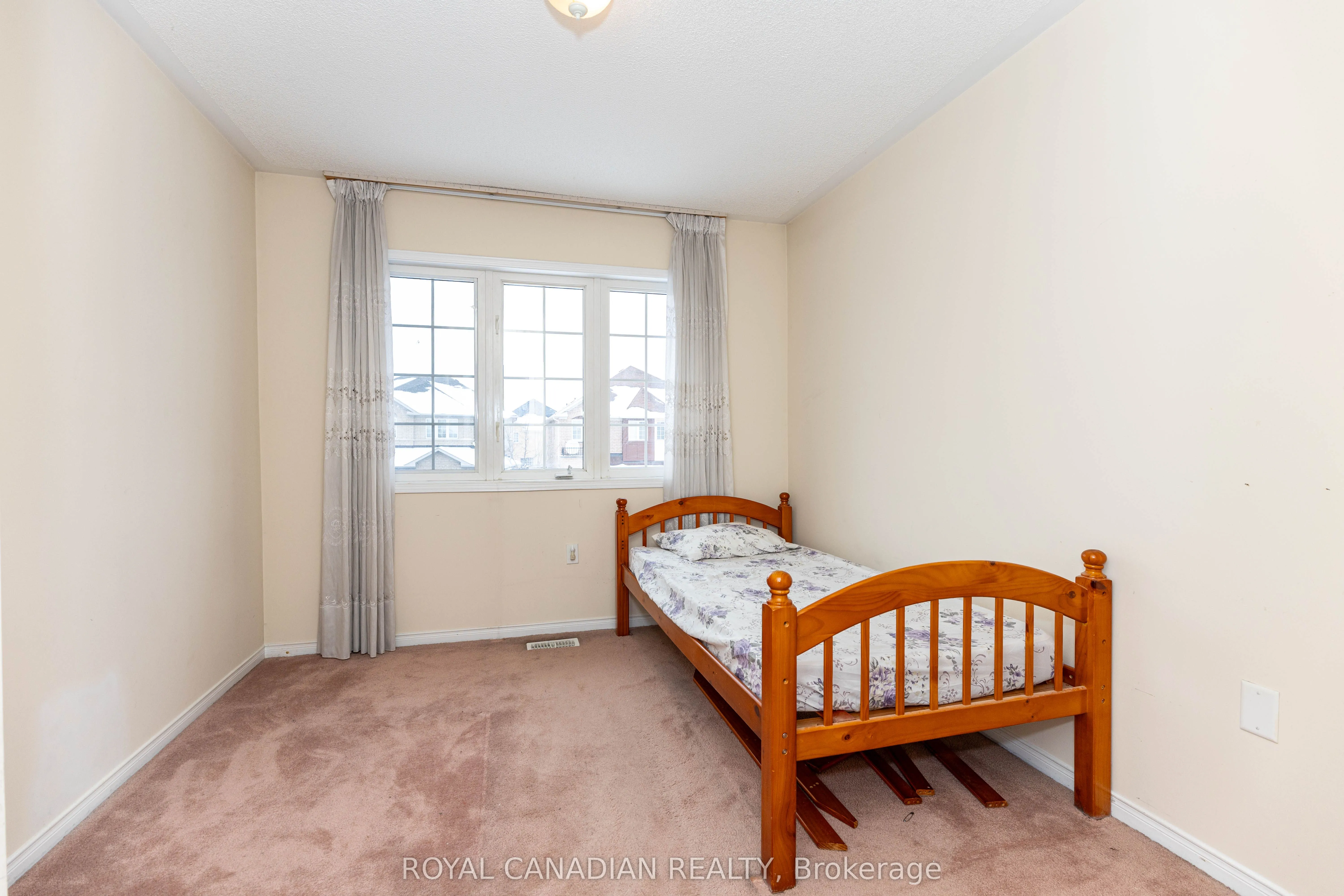 101 Crystalview Crescent