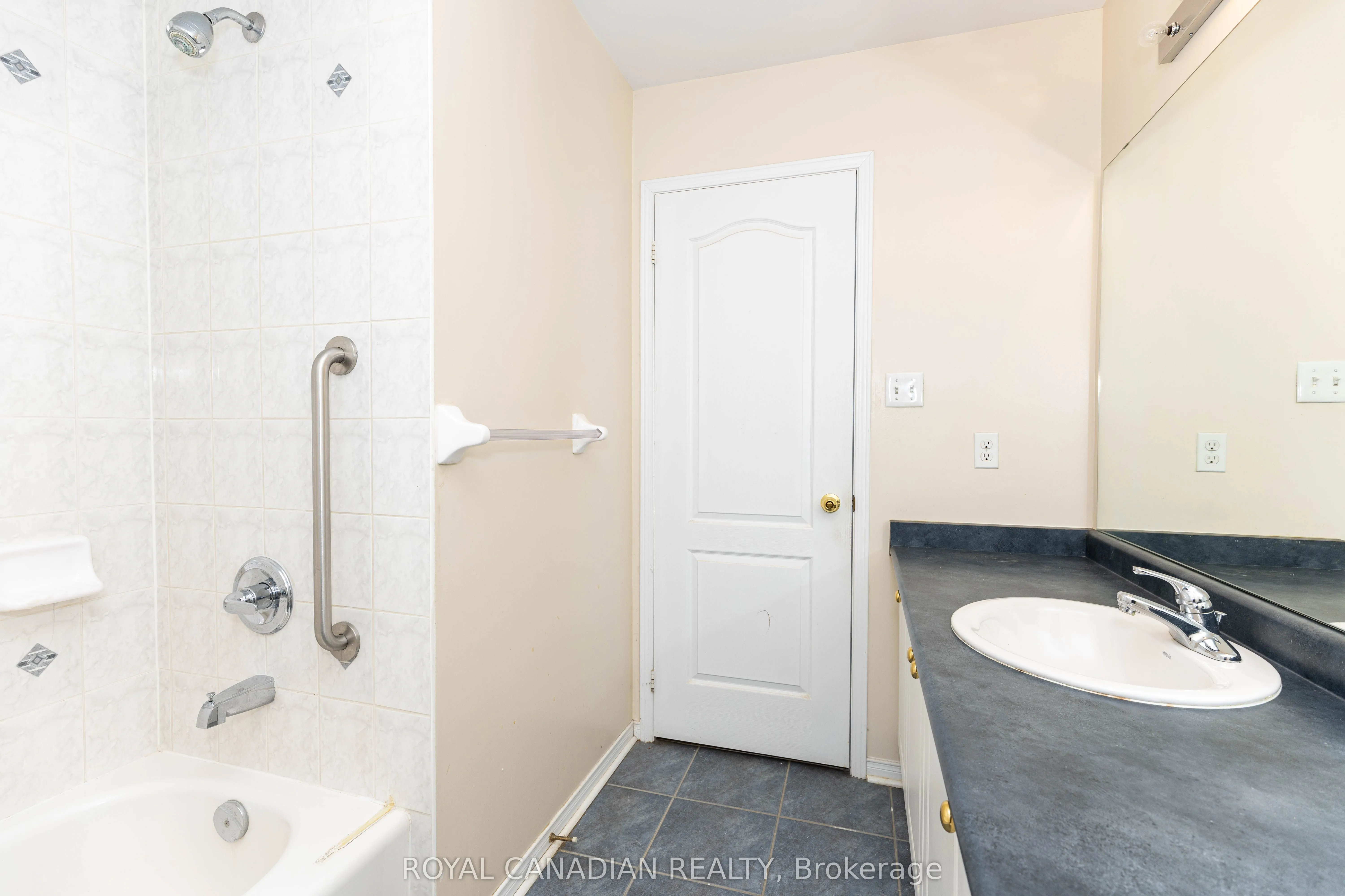 101 Crystalview Crescent