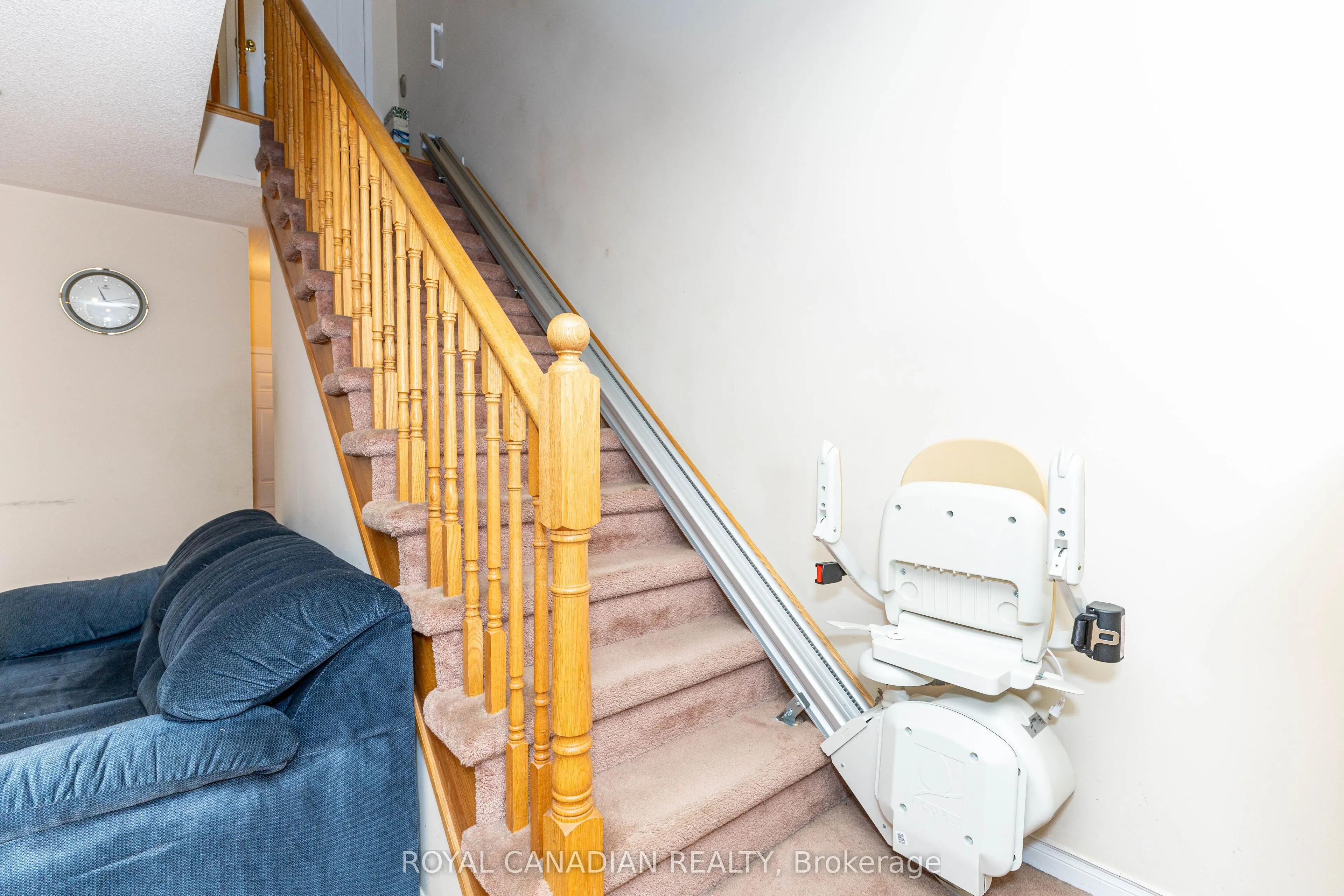 101 Crystalview Crescent