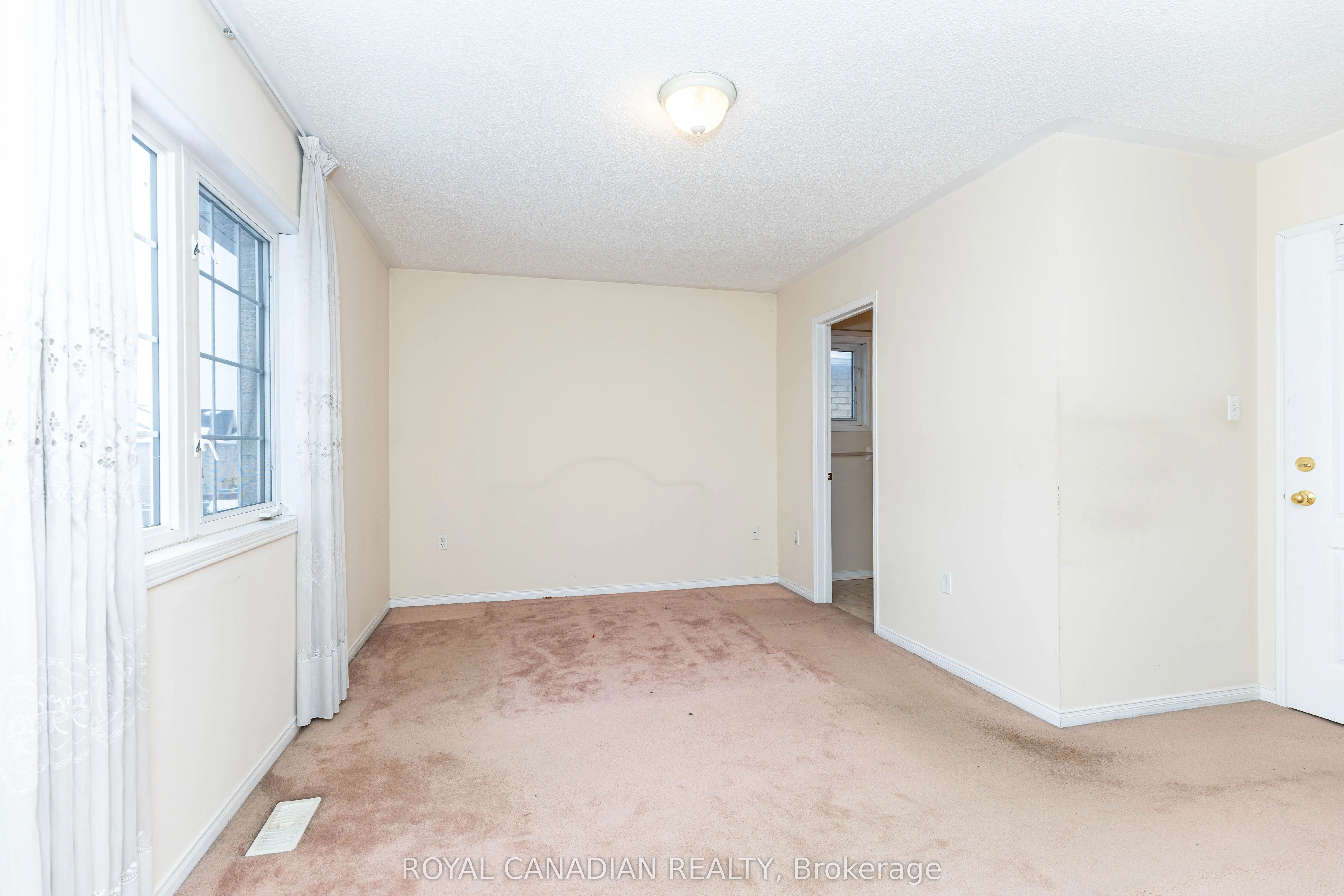 101 Crystalview Crescent