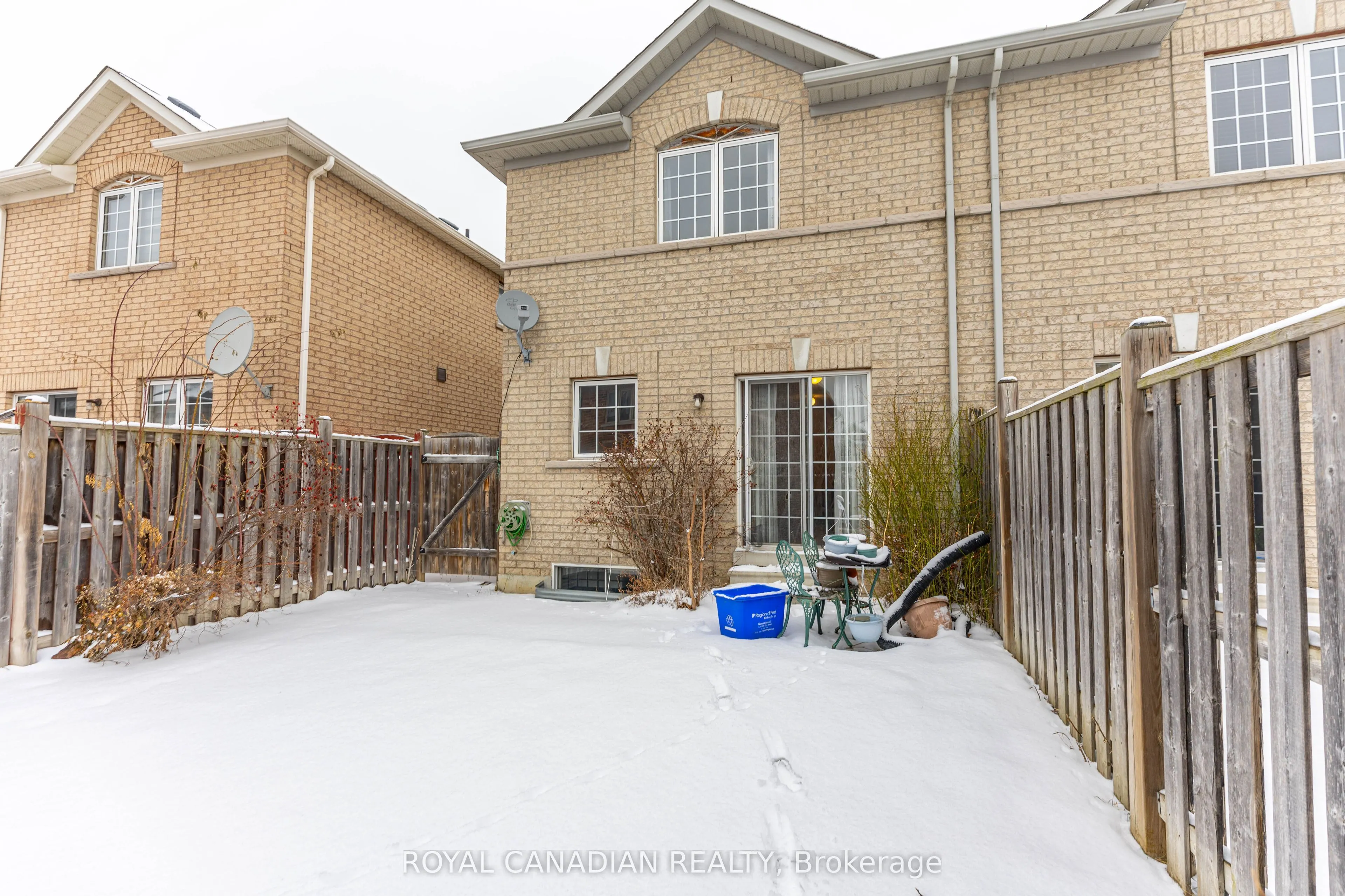 101 Crystalview Crescent