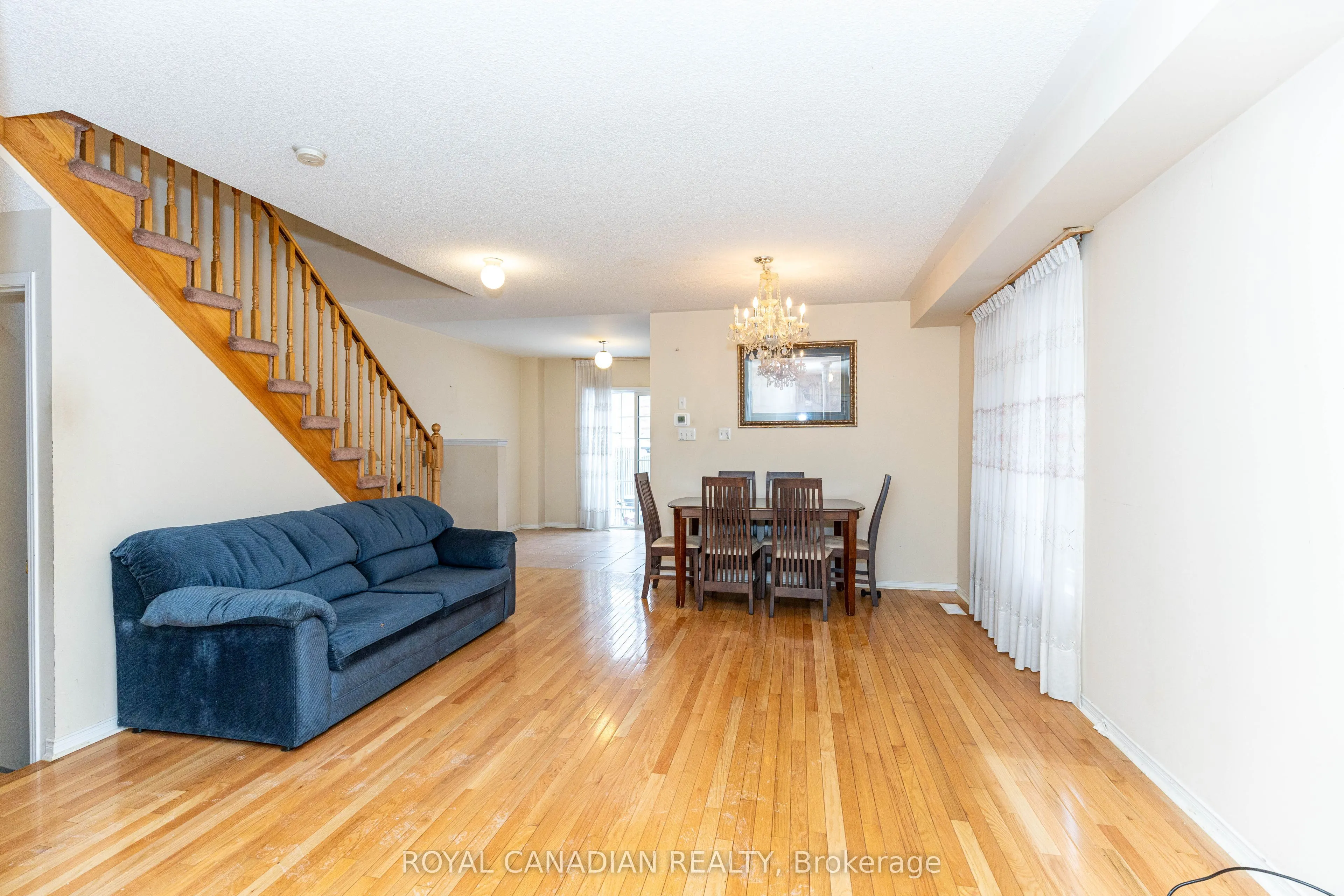 101 Crystalview Crescent